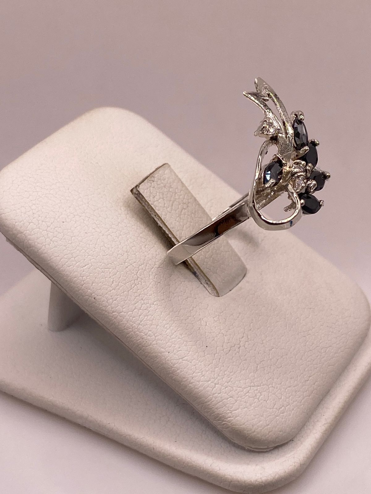 ANILLO DE PLATA 925 CON ZIRCONIAS NEGRAS DISEÑO FLORAL ABSTRACTO
