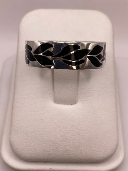 Anillo de Plata .925 con Obsidiana y Figuras de Hojas, vista frontal