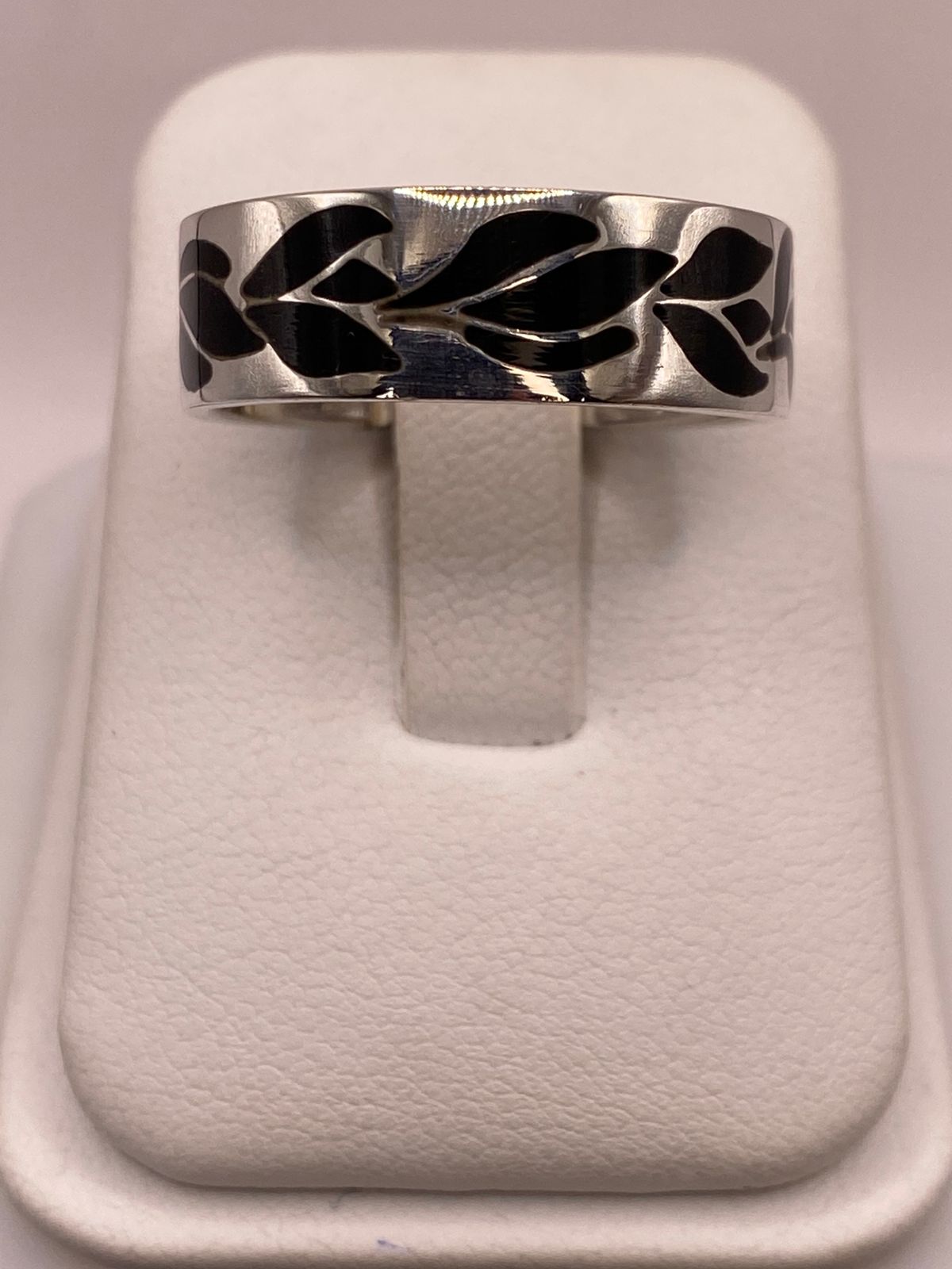 Anillo de Plata .925 con Obsidiana y Figuras de Hojas