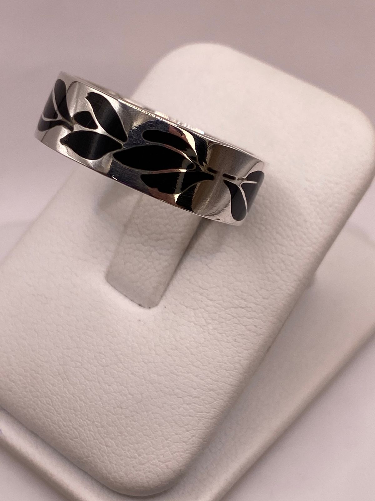 Anillo de Plata .925 con Obsidiana y Figuras de Hojas