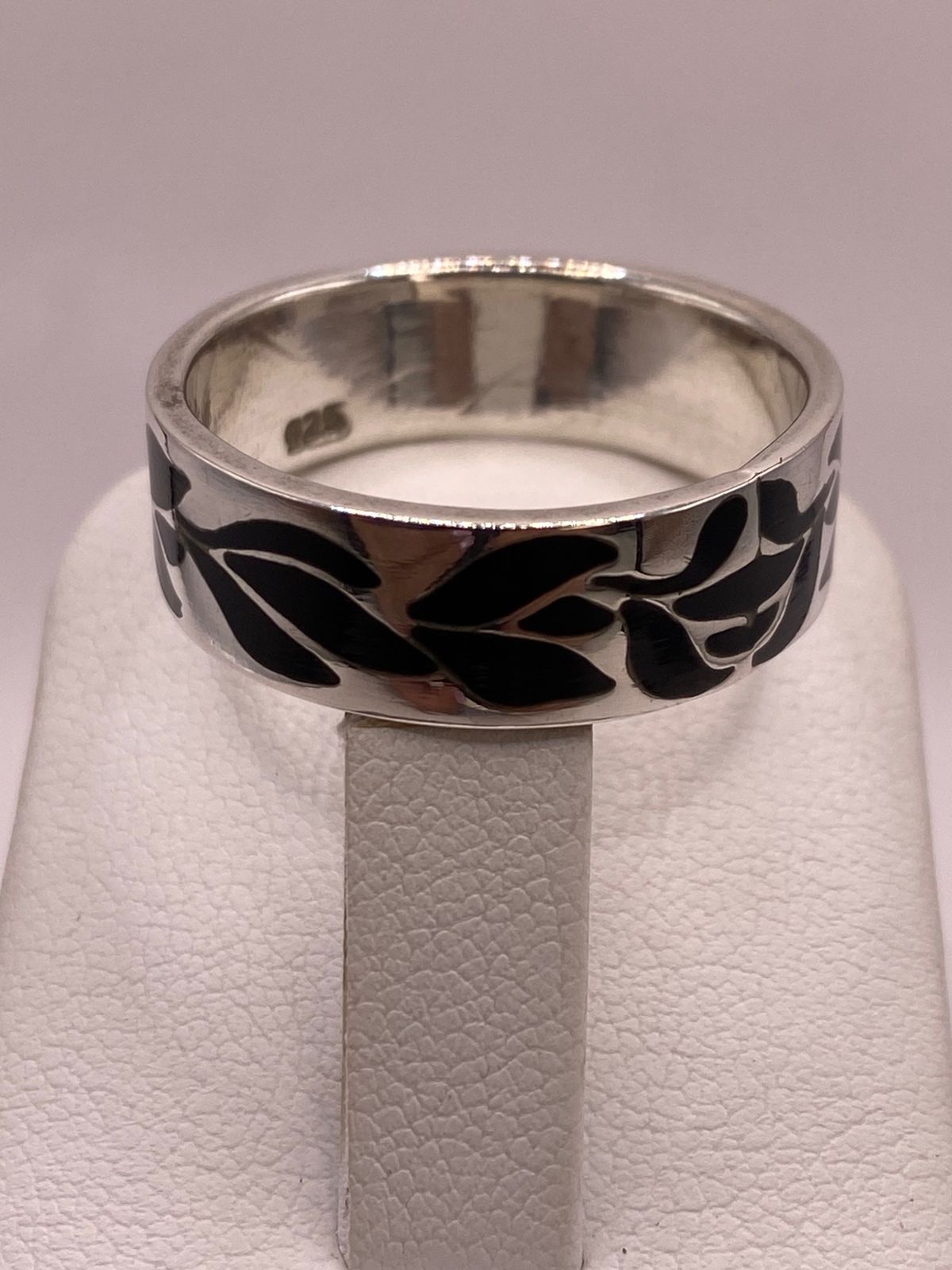 Anillo de Plata .925 con Obsidiana y Figuras de Hojas