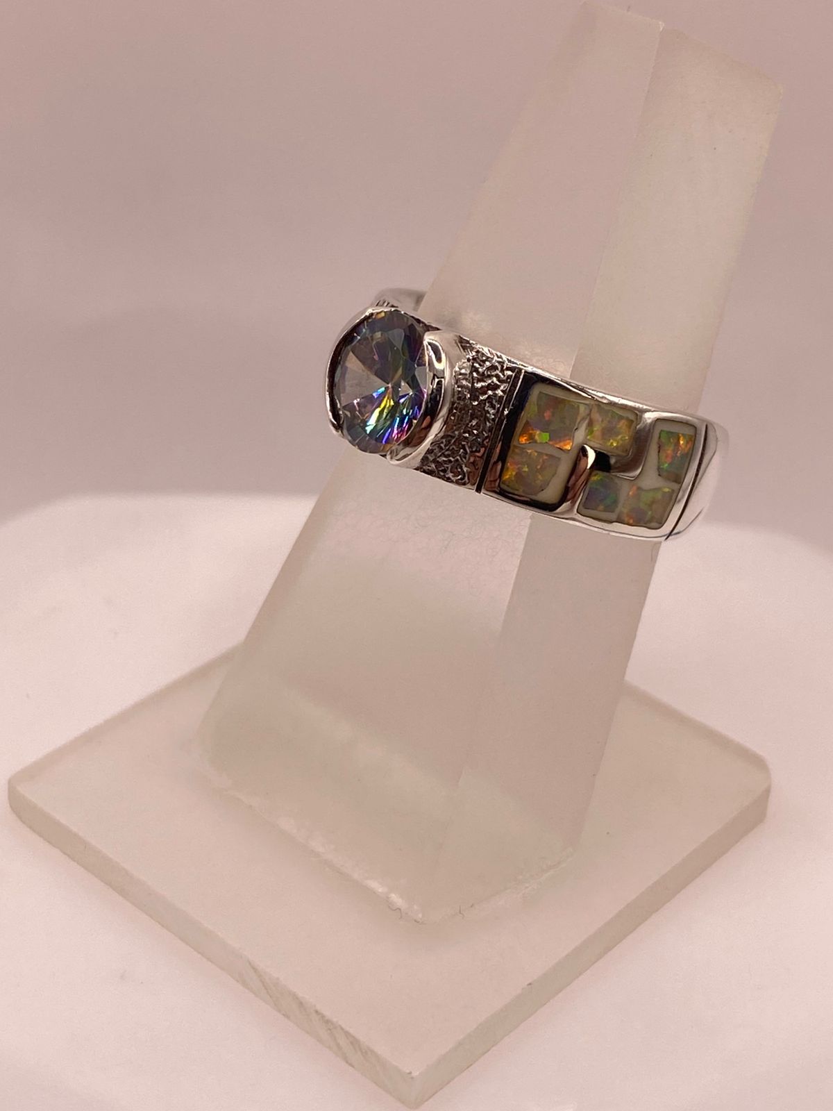 ANILLO DE PLATA .950 CON ÓPALO DE FUEGO Y ZIRCONIA MULTICOLOR  DISEÑO GRECA