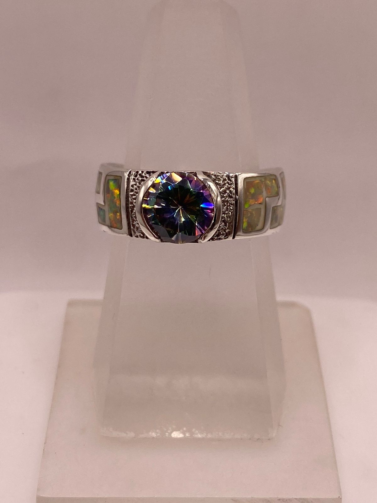 ANILLO DE PLATA .950 CON ÓPALO DE FUEGO Y ZIRCONIA MULTICOLOR  DISEÑO GRECA