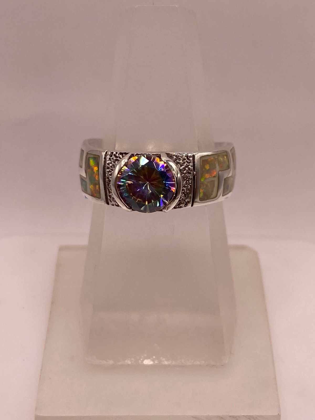 ANILLO DE PLATA .950 CON ÓPALO DE FUEGO Y ZIRCONIA MULTICOLOR  DISEÑO GRECA