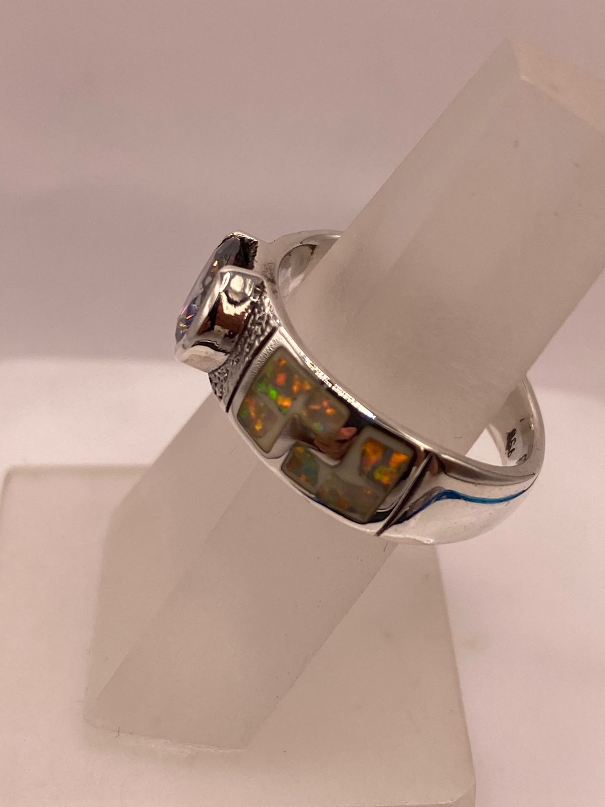 ANILLO DE PLATA .950 CON ÓPALO DE FUEGO Y ZIRCONIA MULTICOLOR  DISEÑO GRECA