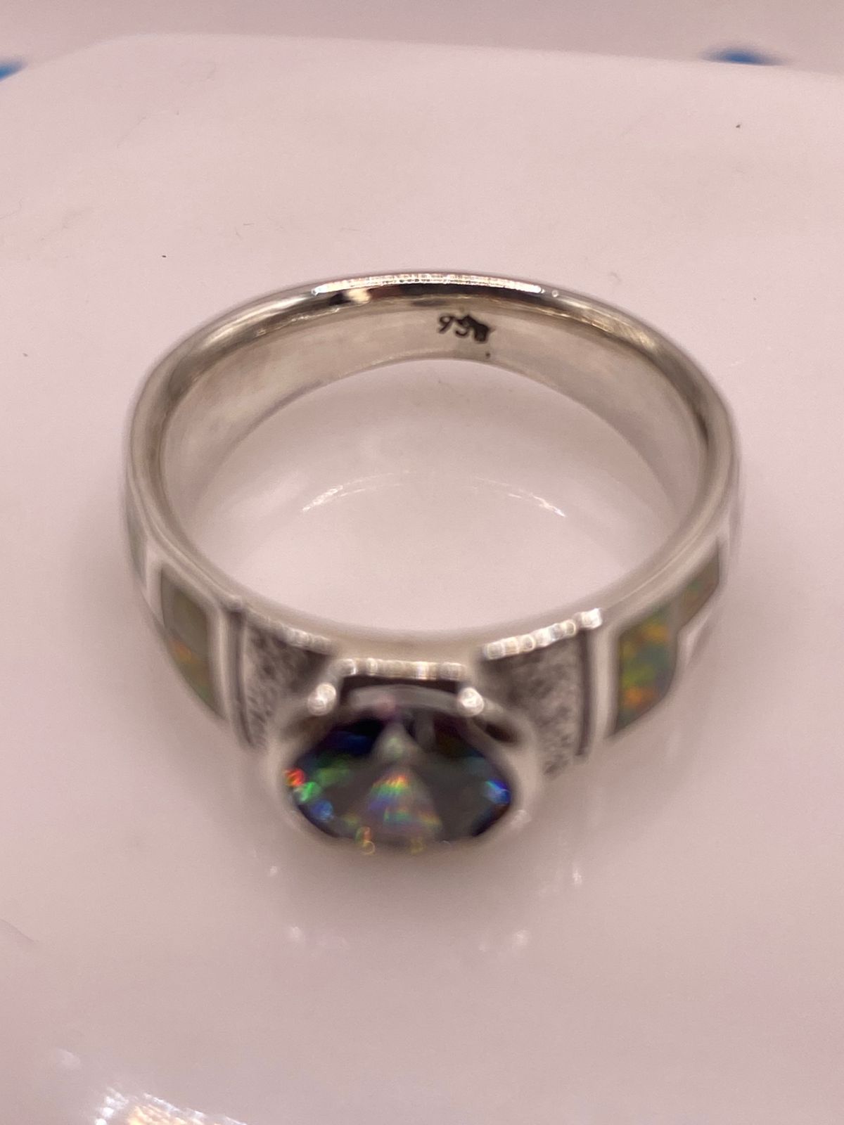 ANILLO DE PLATA .950 CON ÓPALO DE FUEGO Y ZIRCONIA MULTICOLOR  DISEÑO GRECA