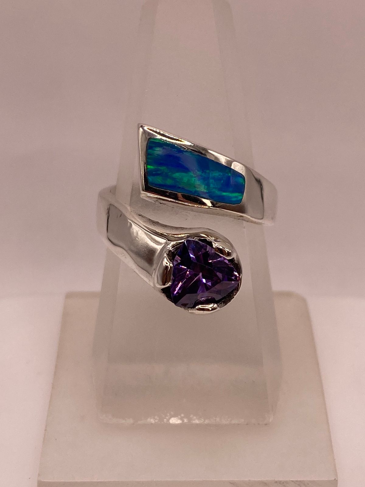 💜 ANILLO DE PLATA .950 CON ZIRCONIA MORADA Y ÓPALO DISEÑO ABIERTO MODERNO