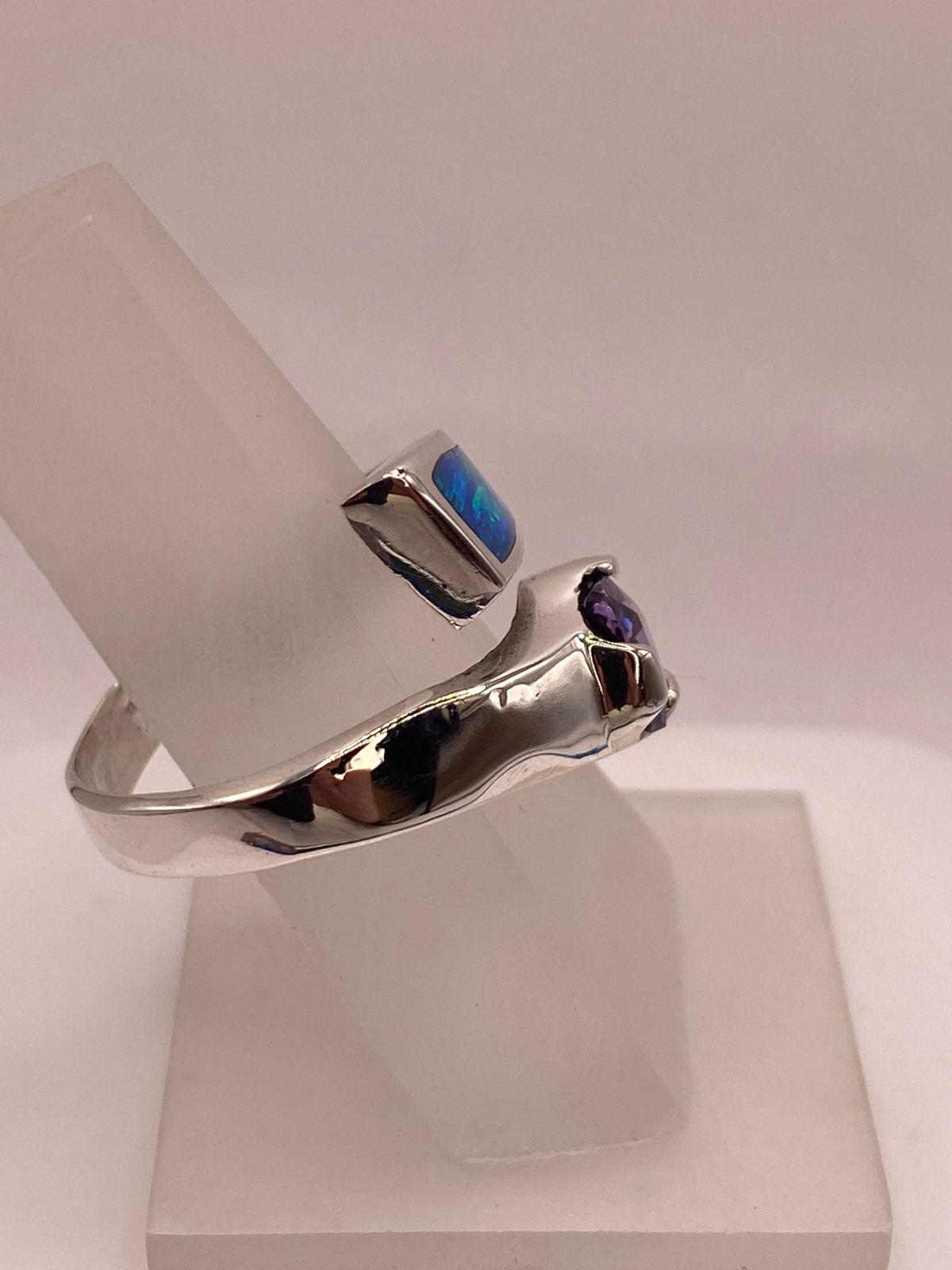 💜 ANILLO DE PLATA .950 CON ZIRCONIA MORADA Y ÓPALO DISEÑO ABIERTO MODERNO