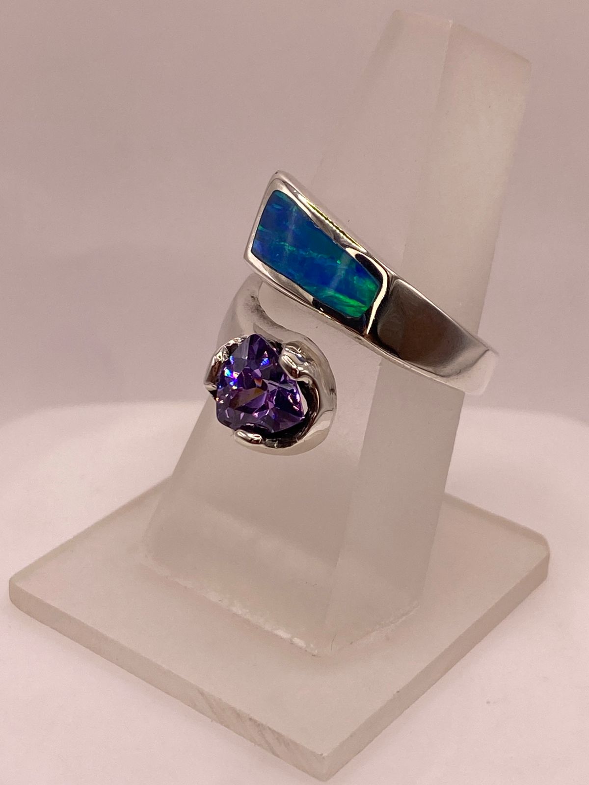 💜 ANILLO DE PLATA .950 CON ZIRCONIA MORADA Y ÓPALO DISEÑO ABIERTO MODERNO