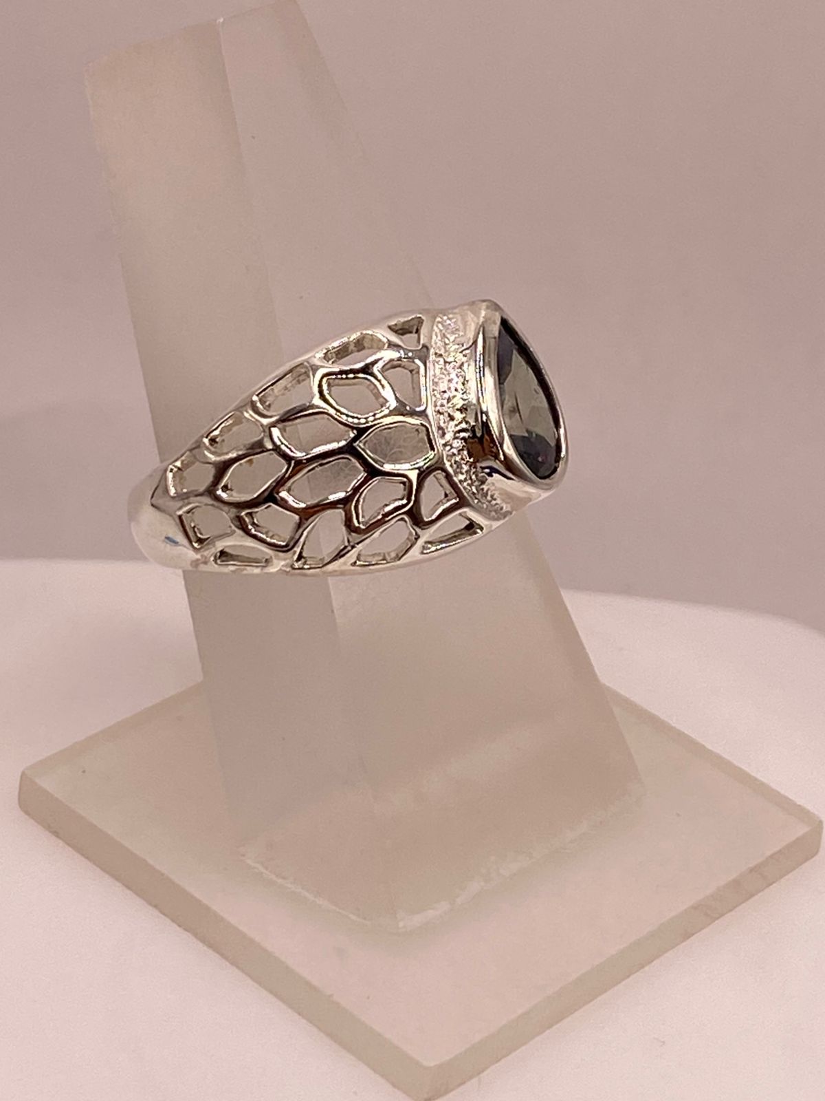 Anillo de Plata 950 con Zirconia Verde Mística Corte Pera