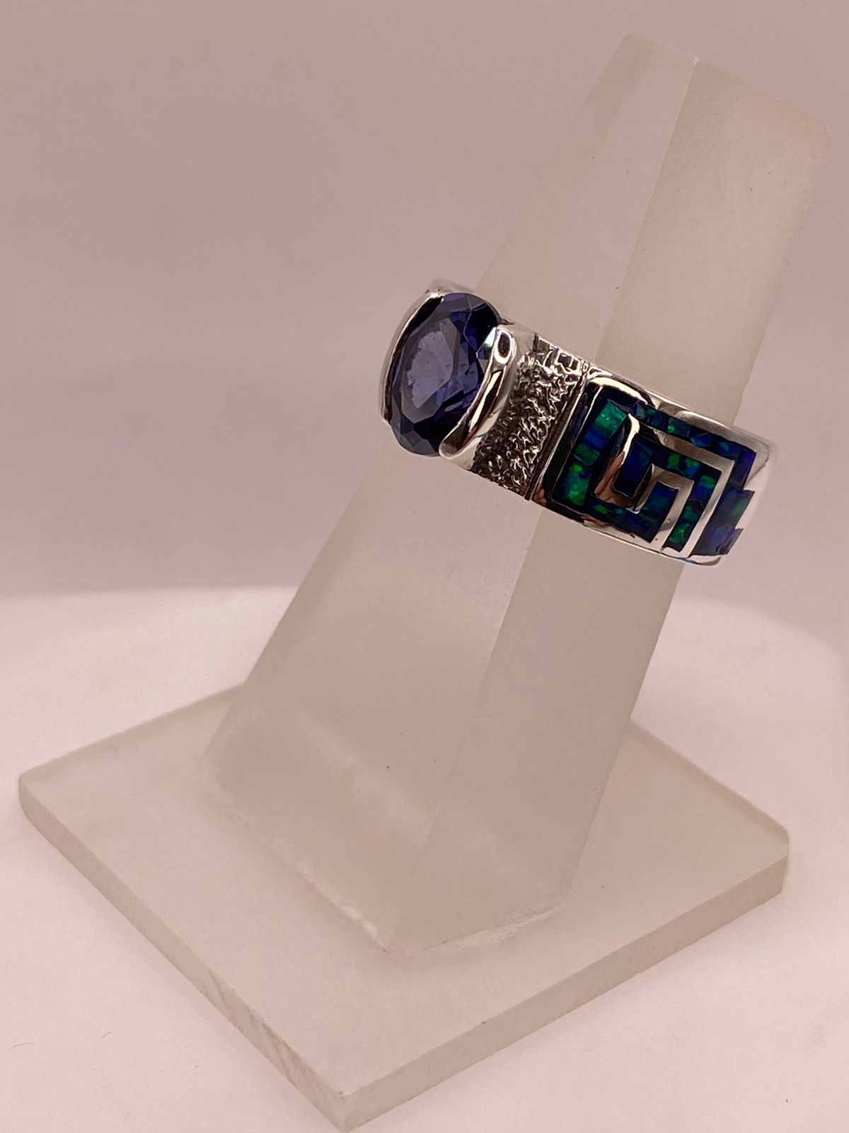 💙 ANILLO DE PLATA .950 CON ÓPALO DE FUEGO Y ZIRCONIA AZUL – DISEÑO GRECA