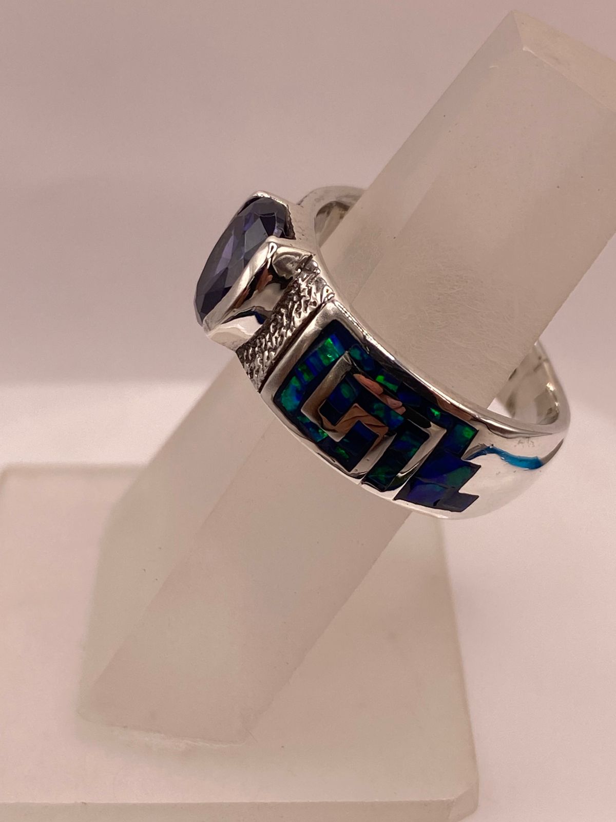 💙 ANILLO DE PLATA .950 CON ÓPALO DE FUEGO Y ZIRCONIA AZUL – DISEÑO GRECA