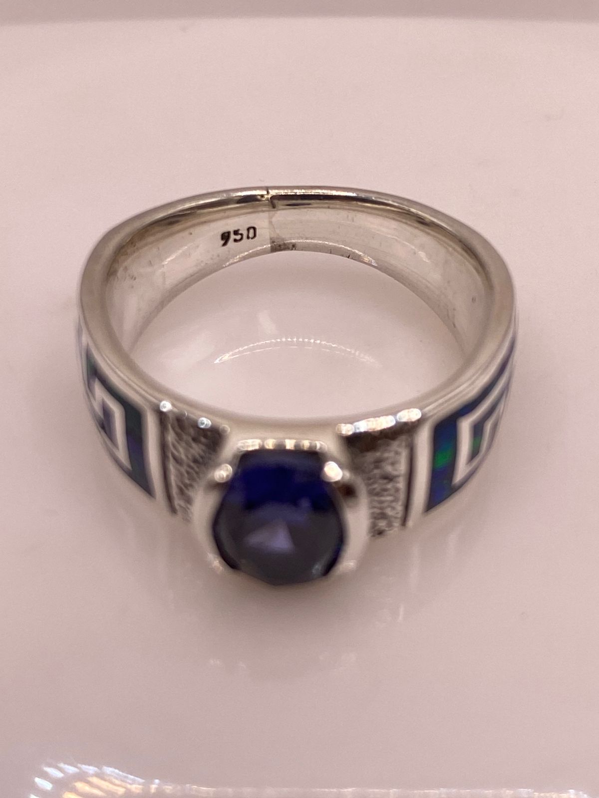 💙 ANILLO DE PLATA .950 CON ÓPALO DE FUEGO Y ZIRCONIA AZUL – DISEÑO GRECA
