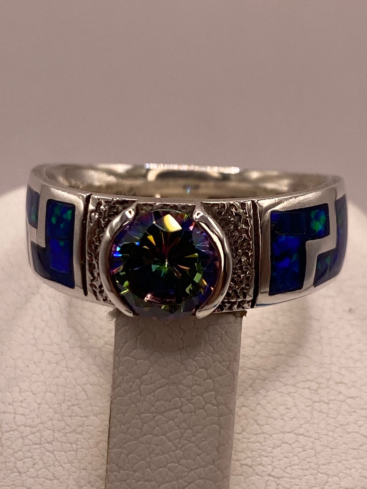 ANILLO DE PLATA .950 CON ÓPALO DE FUEGO Y ZIRCONIA MULTICOLOR DISEÑO GRECA