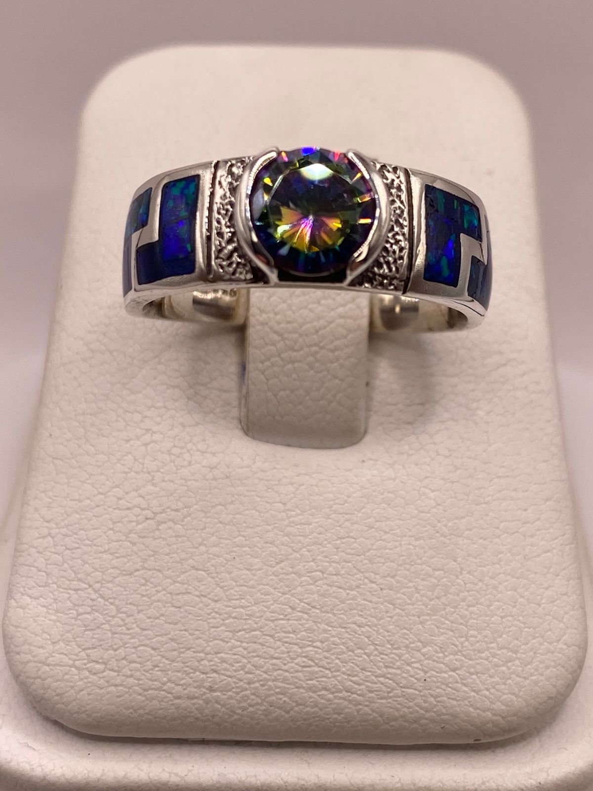 ANILLO DE PLATA .950 CON ÓPALO DE FUEGO Y ZIRCONIA MULTICOLOR DISEÑO GRECA