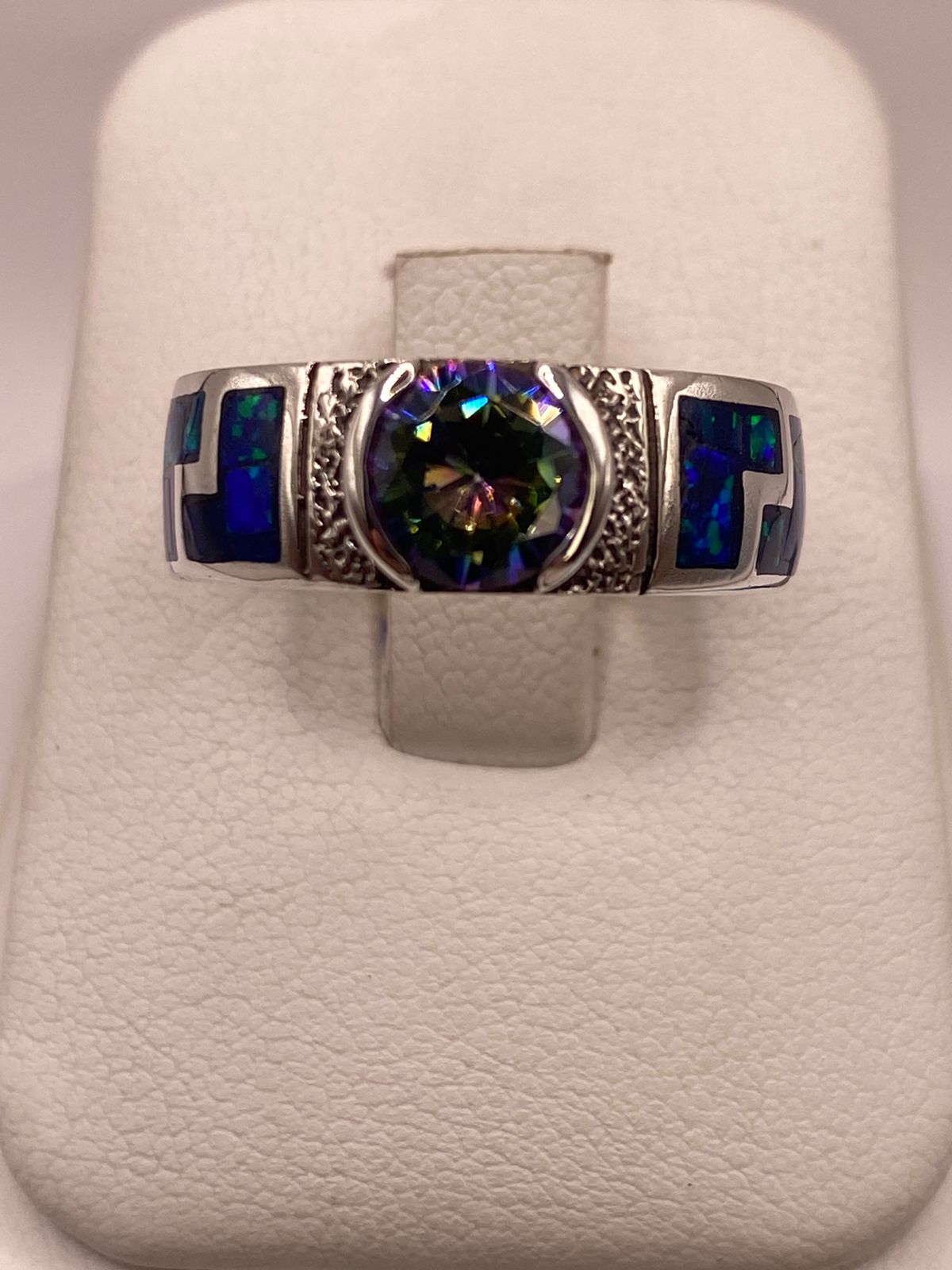 ANILLO DE PLATA .950 CON ÓPALO DE FUEGO Y ZIRCONIA MULTICOLOR DISEÑO GRECA