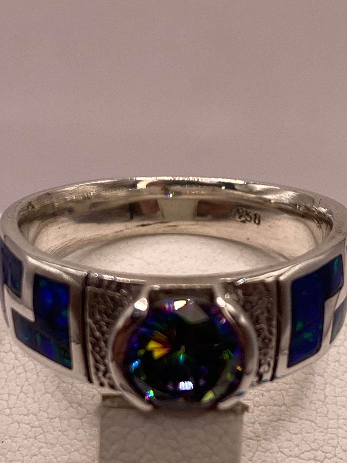 ANILLO DE PLATA .950 CON ÓPALO DE FUEGO Y ZIRCONIA MULTICOLOR DISEÑO GRECA