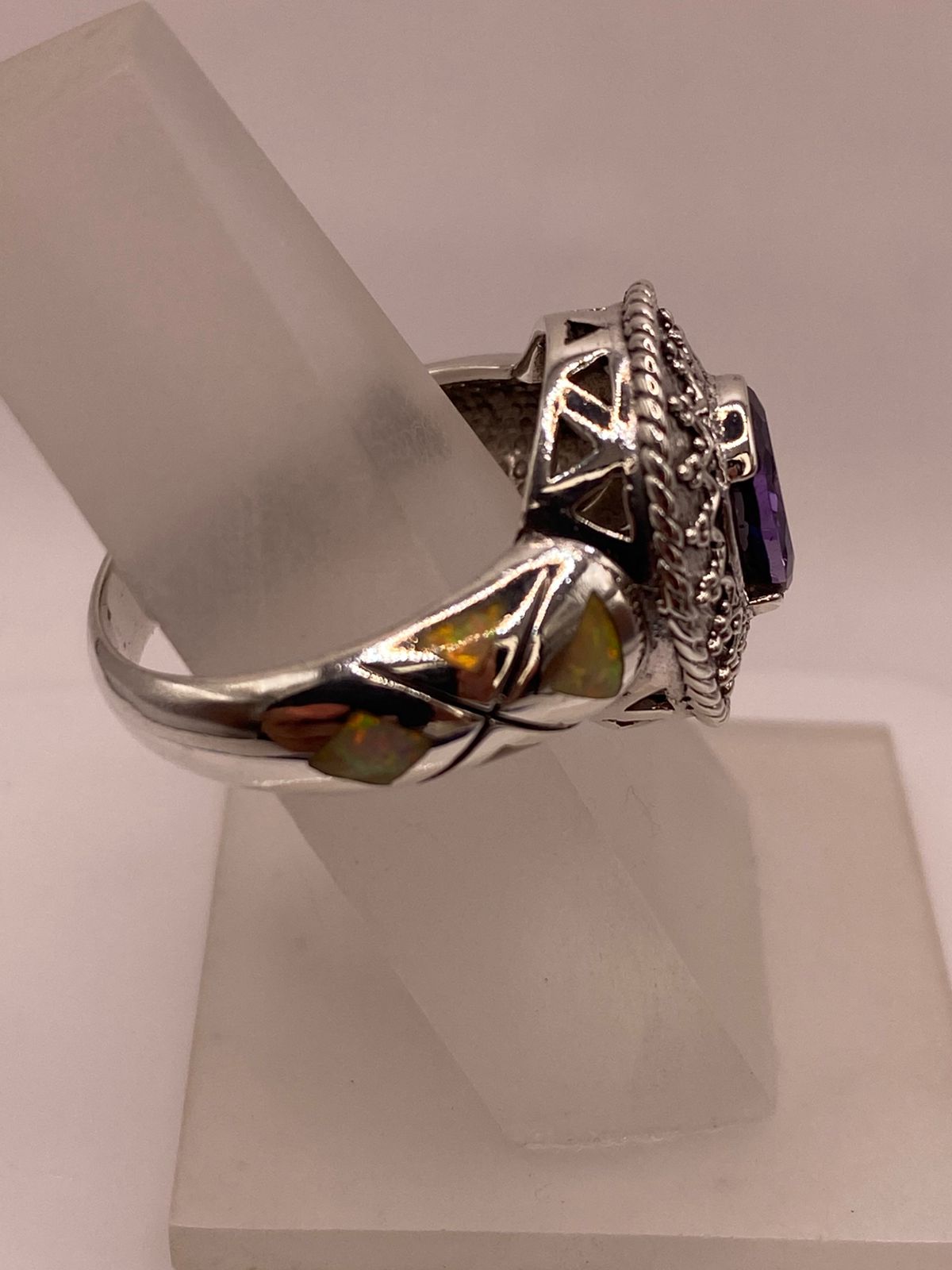 ANILLO DE PLATA .950 CON ZIRCONIA VIOLETA Y ÓPALO DE FUEGO DISEÑO REAL