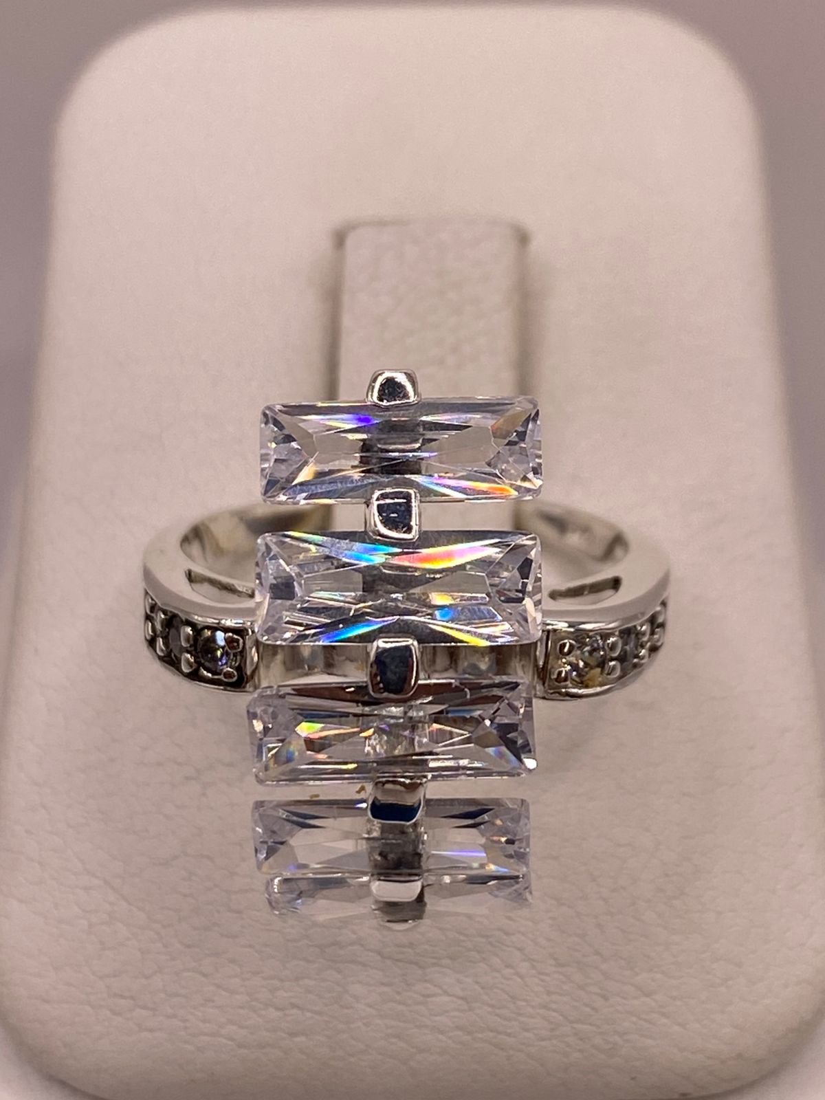 Anillo de Plata Ley 925 con Zirconias Blancas Rectangulares