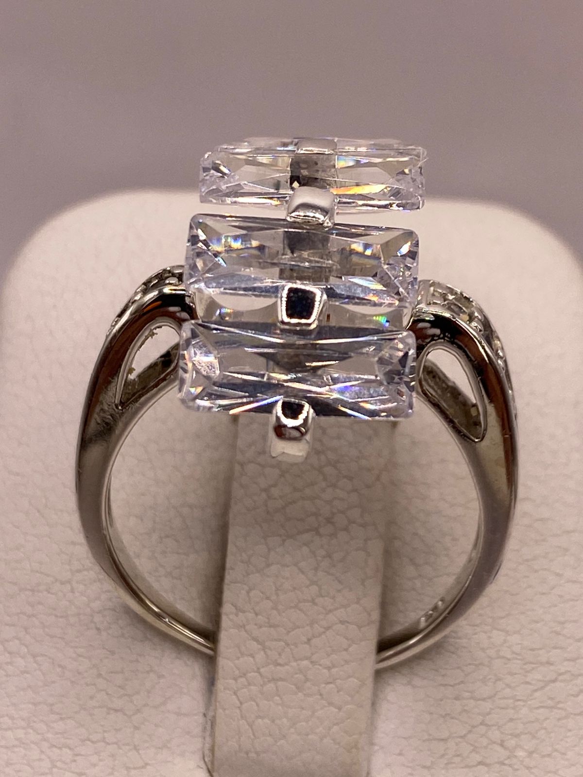 Anillo de Plata Ley 925 con Zirconias Blancas Rectangulares