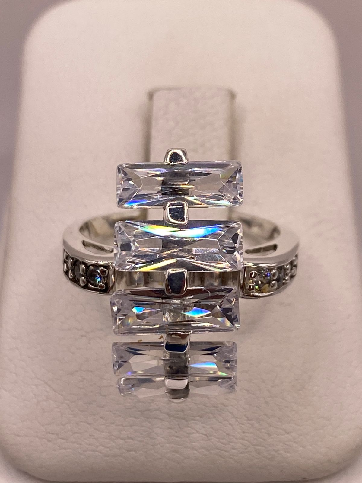 Anillo de Plata Ley 925 con Zirconias Blancas Rectangulares