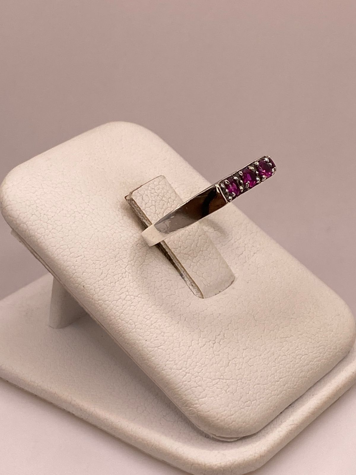 Anillo Recto con Zirconias Fucsia en Plata Ley 925