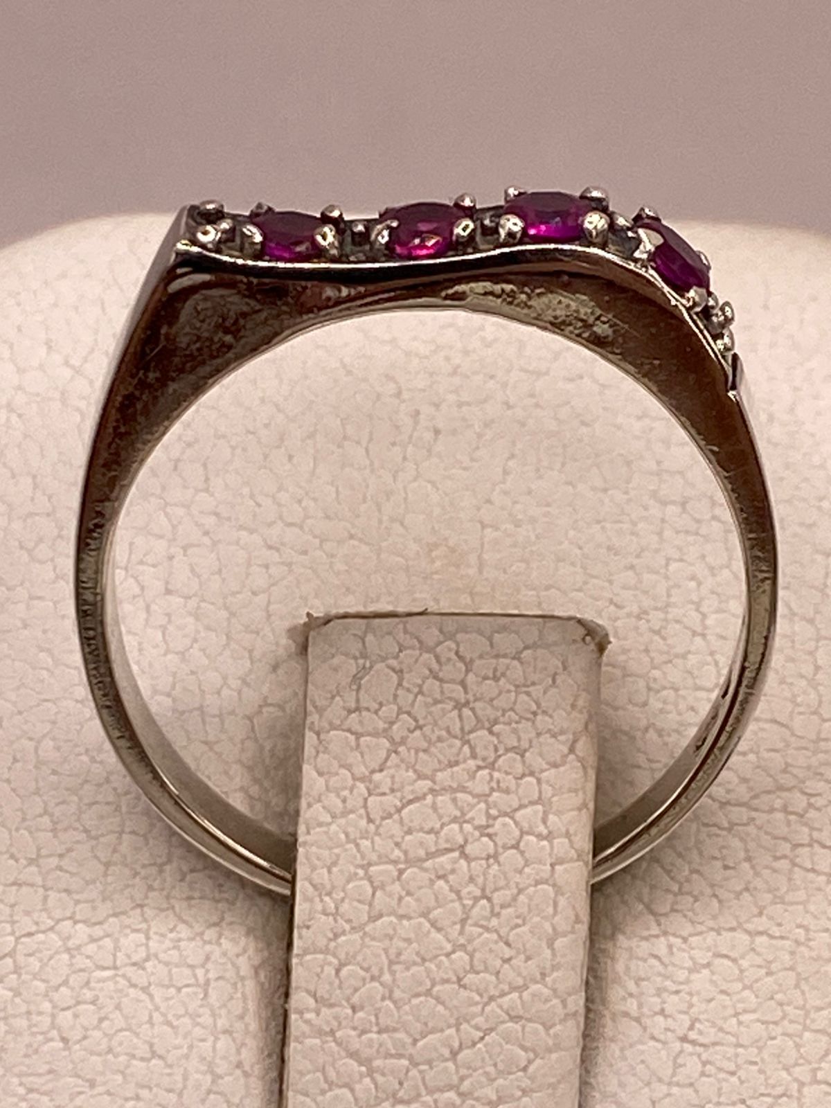 Anillo Recto con Zirconias Fucsia en Plata Ley 925