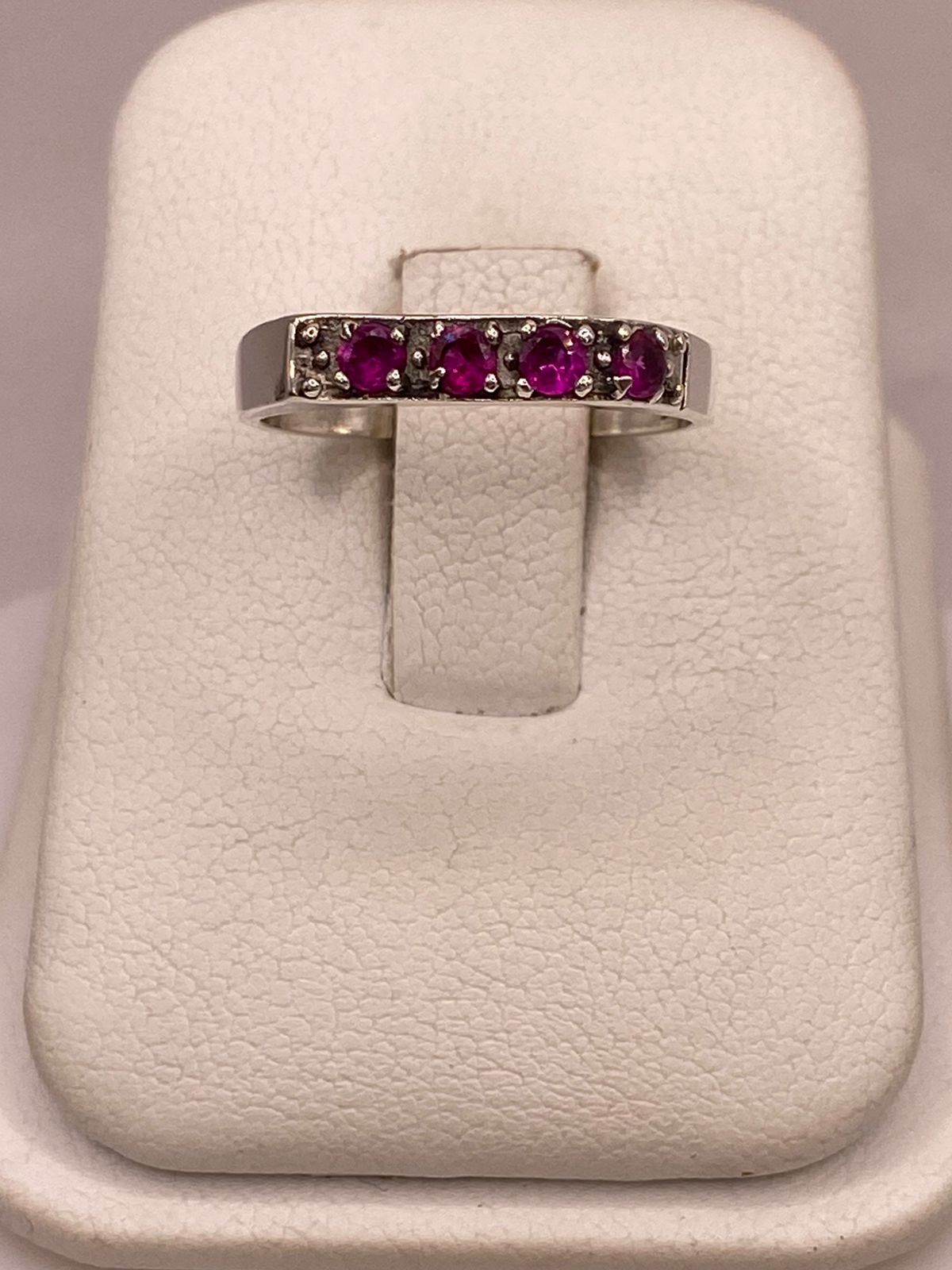 Anillo Recto con Zirconias Fucsia en Plata Ley 925