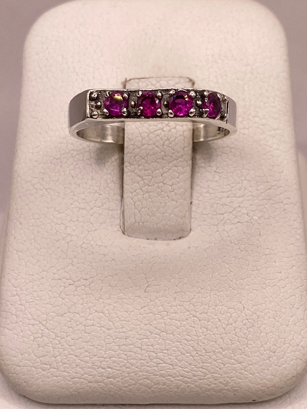 Anillo Recto con Zirconias Fucsia en Plata Ley 925