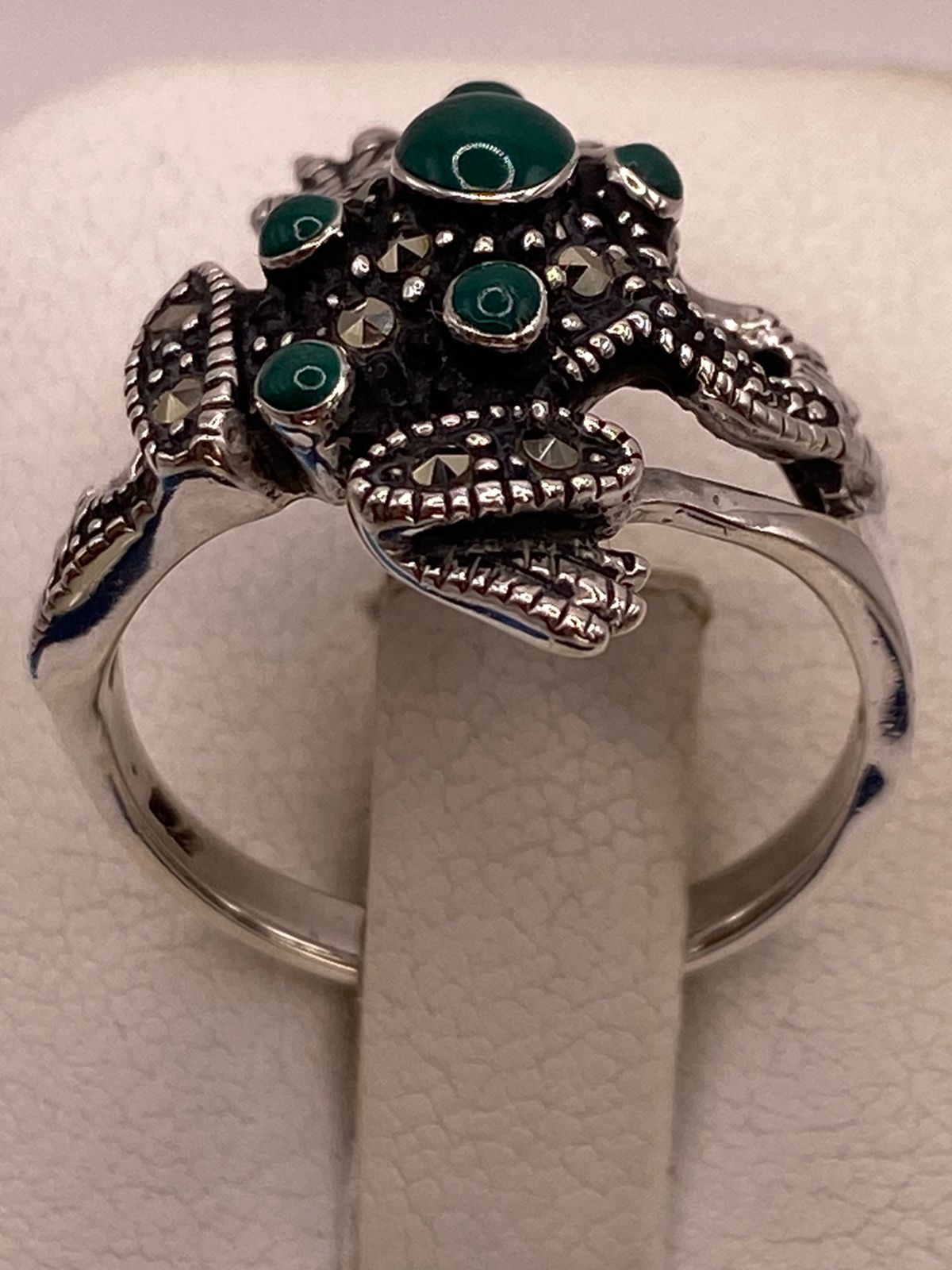 Anillo Sapo Vintage con Marquesitas y Piedras Verdes en Plata Ley 925