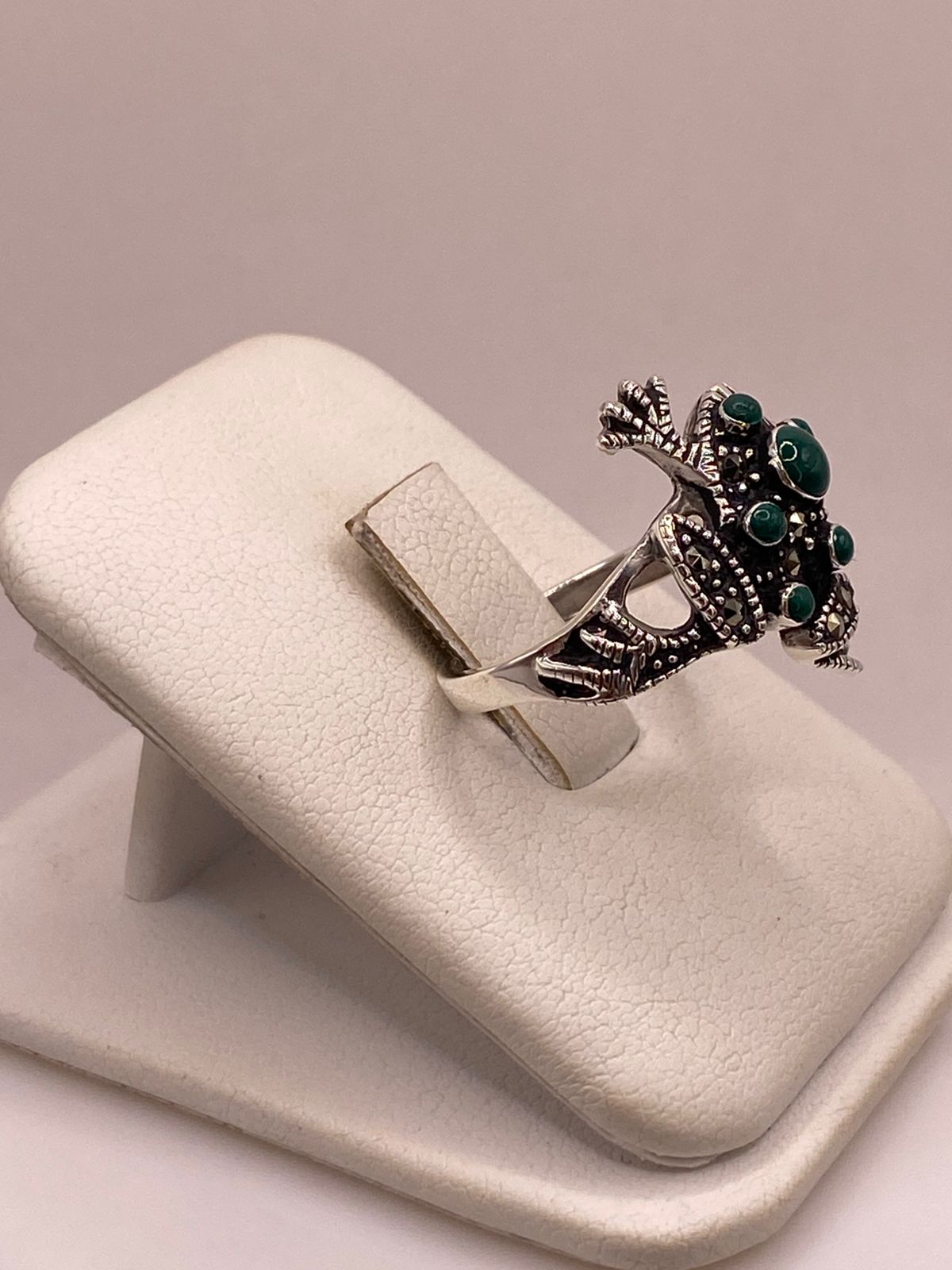 Anillo Sapo Vintage con Marquesitas y Piedras Verdes en Plata Ley 925