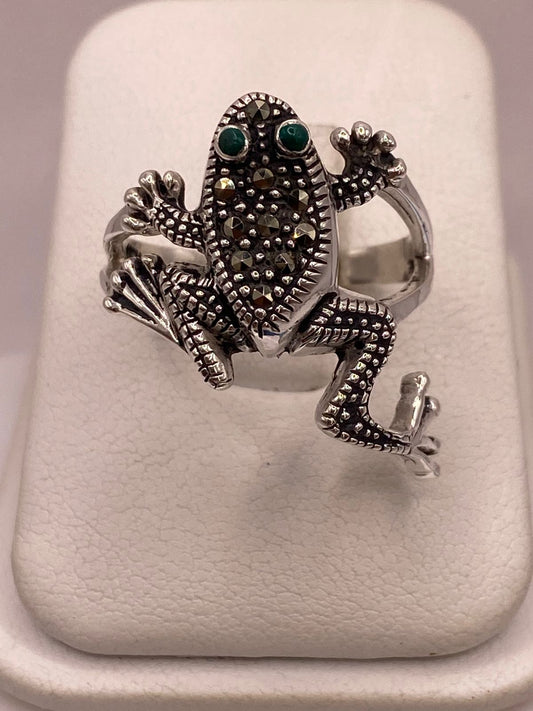 Anillo Sapo Vintage con Marquesitas en Plata Ley 925 en báscula mostrando peso