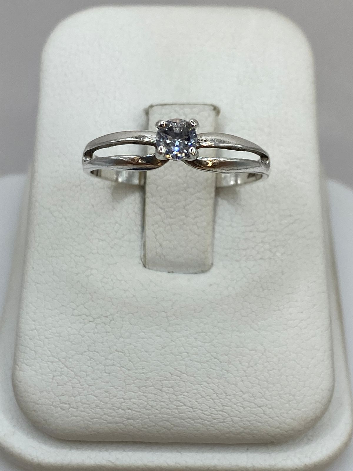 Anillo Solitario Abierto con Zirconia Blanca en Plata Ley 925