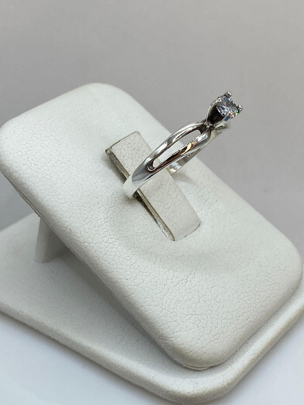 Anillo Solitario Abierto con Zirconia Blanca en Plata Ley 925