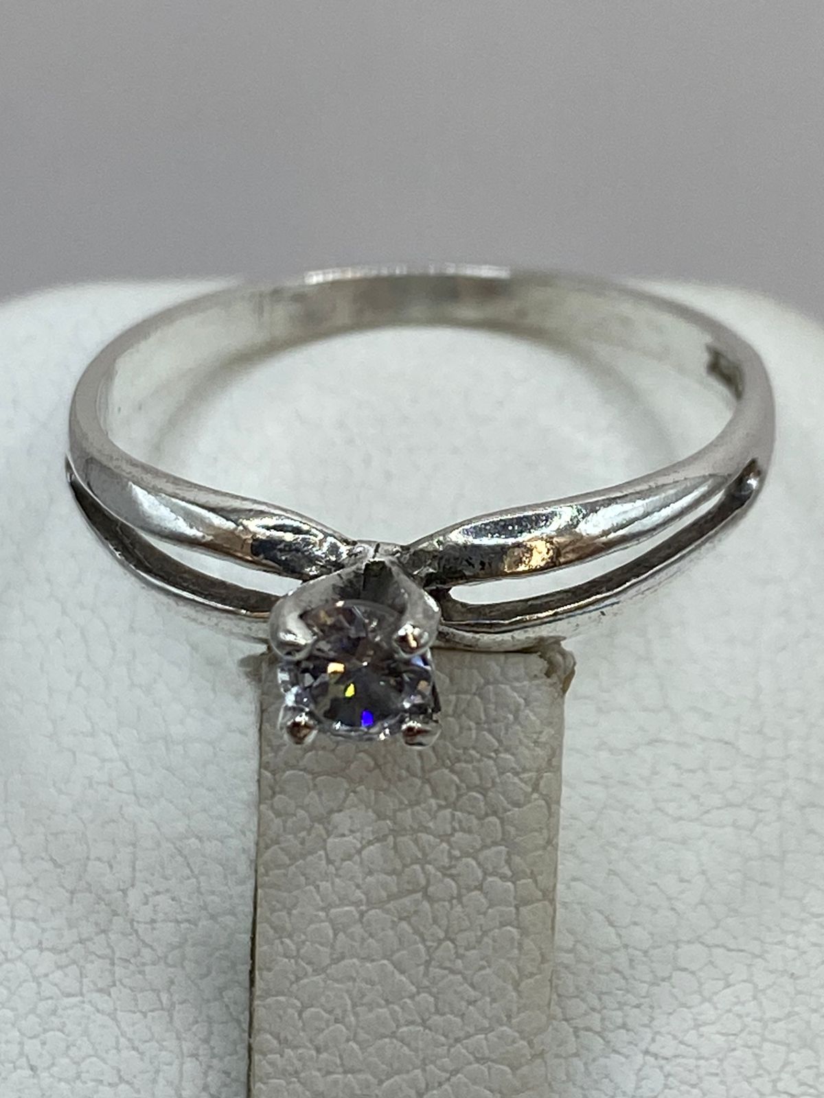 Anillo Solitario Abierto con Zirconia Blanca en Plata Ley 925