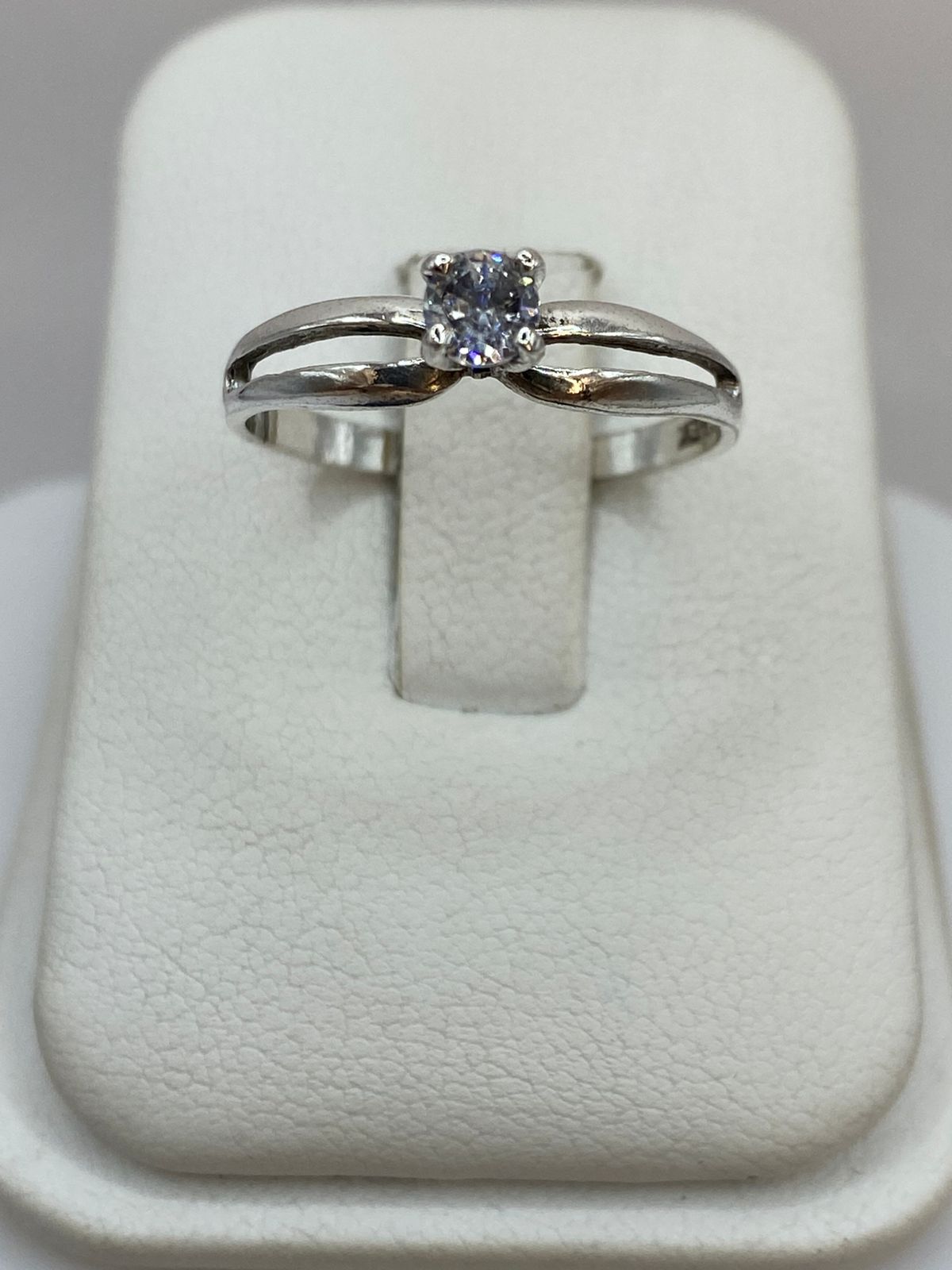 Anillo Solitario Abierto con Zirconia Blanca en Plata Ley 925