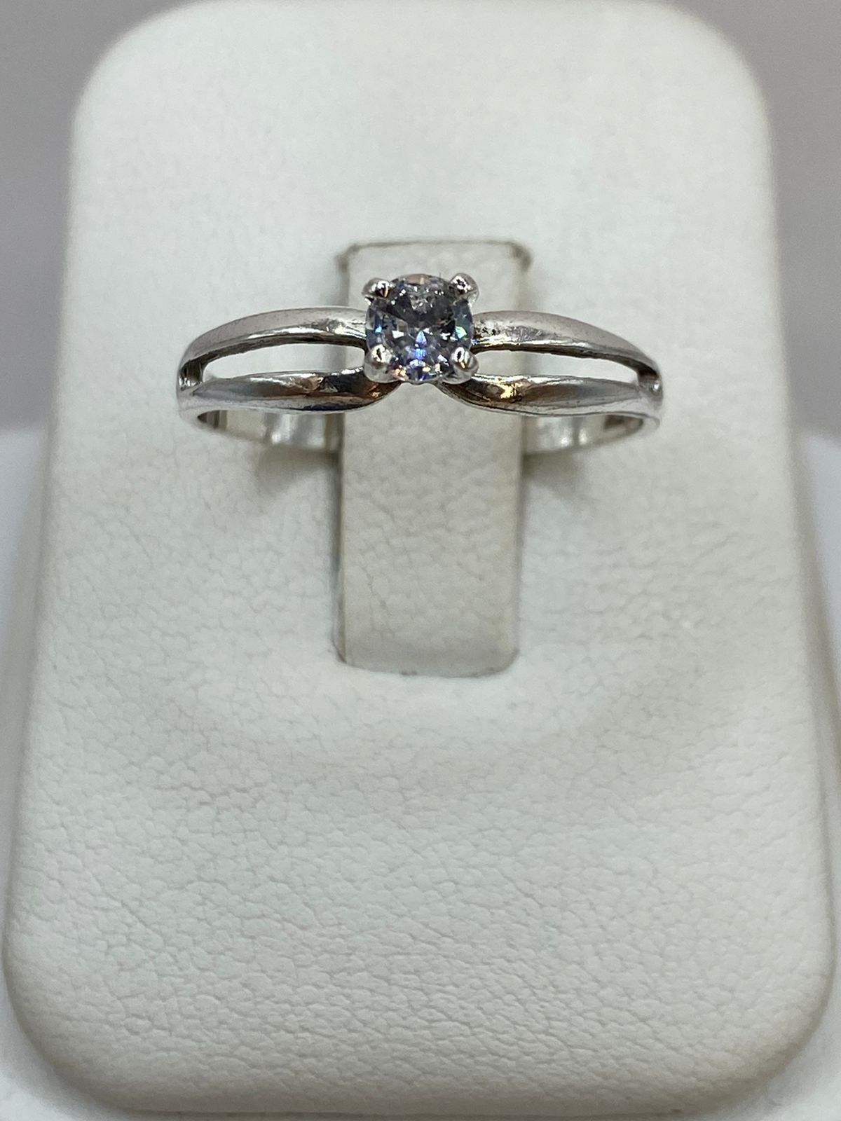 Anillo Solitario Abierto con Zirconia Blanca en Plata Ley 925