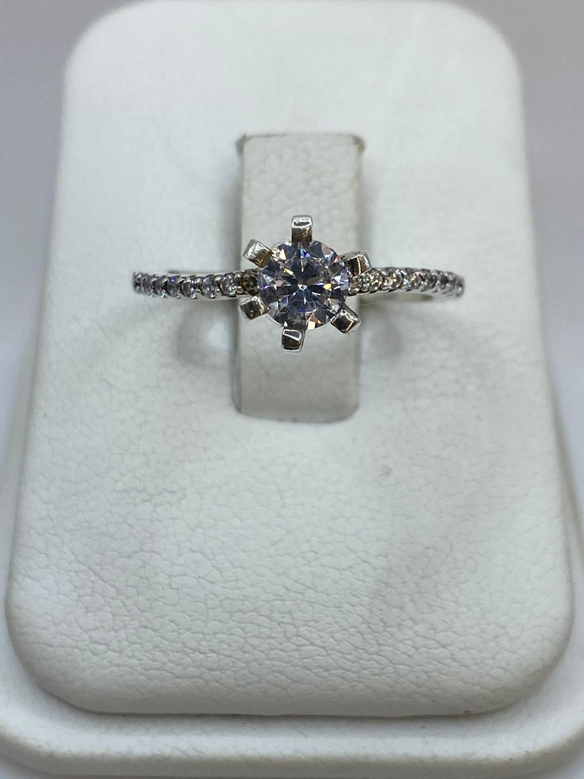 Anillo Solitario Clásico con Zirconia en Plata 925