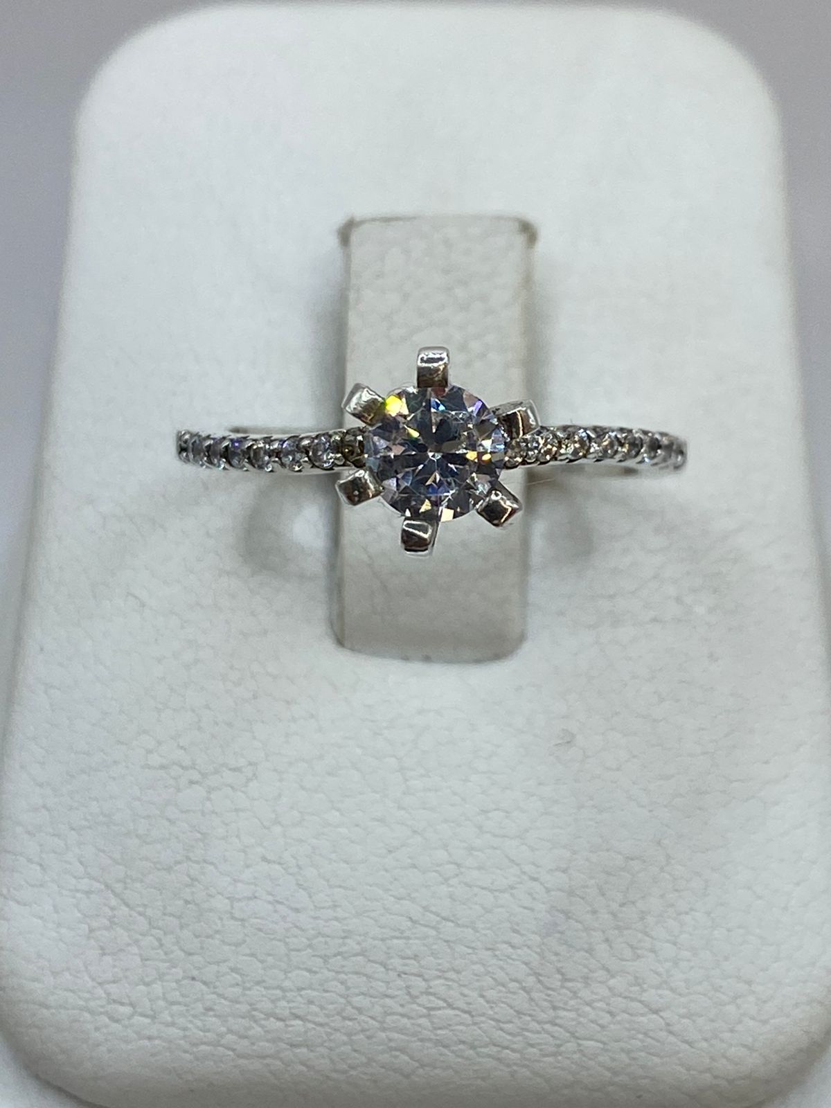 Anillo Solitario Clásico con Zirconia en Plata 925