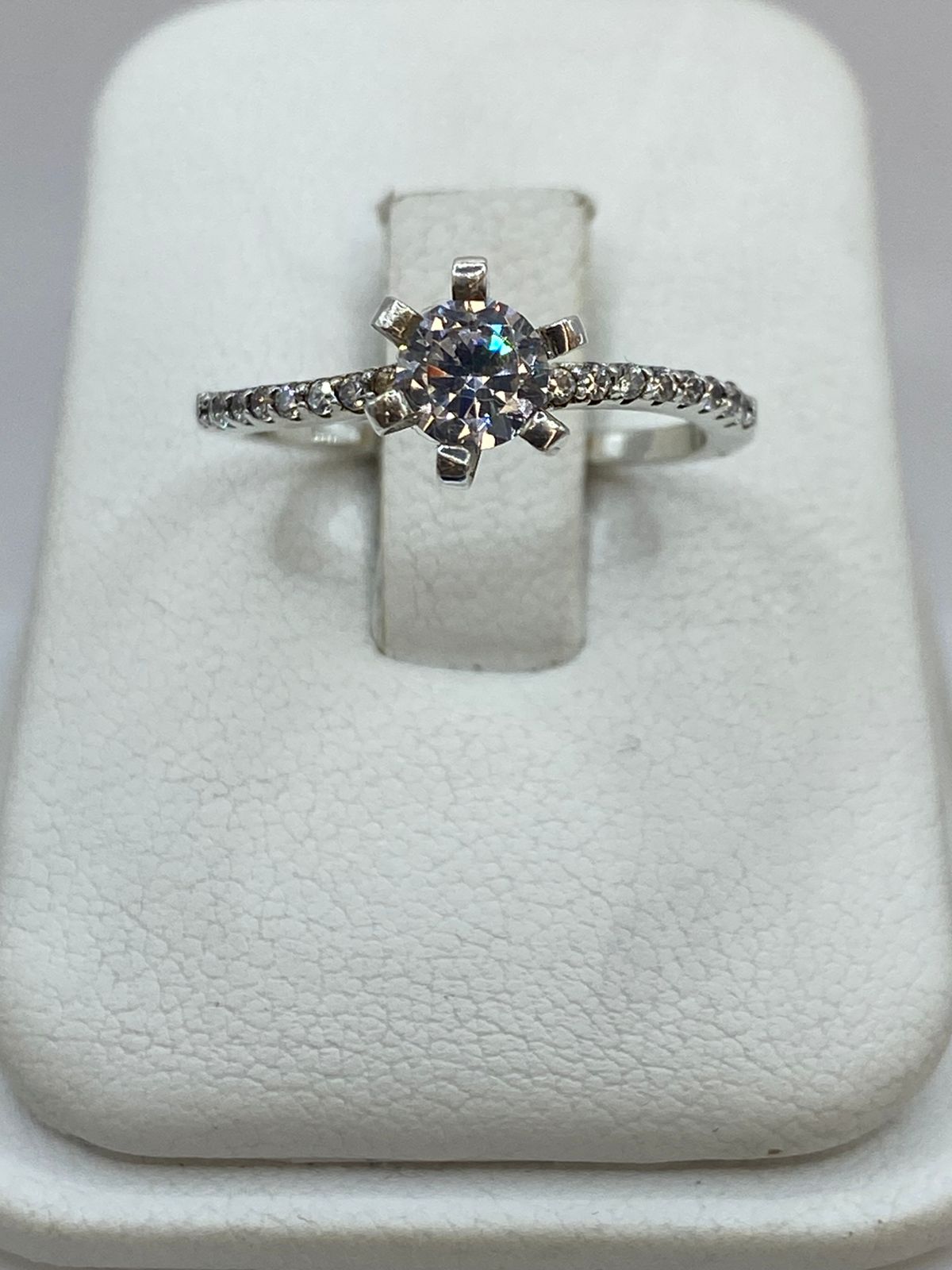 Anillo Solitario Clásico con Zirconia en Plata 925
