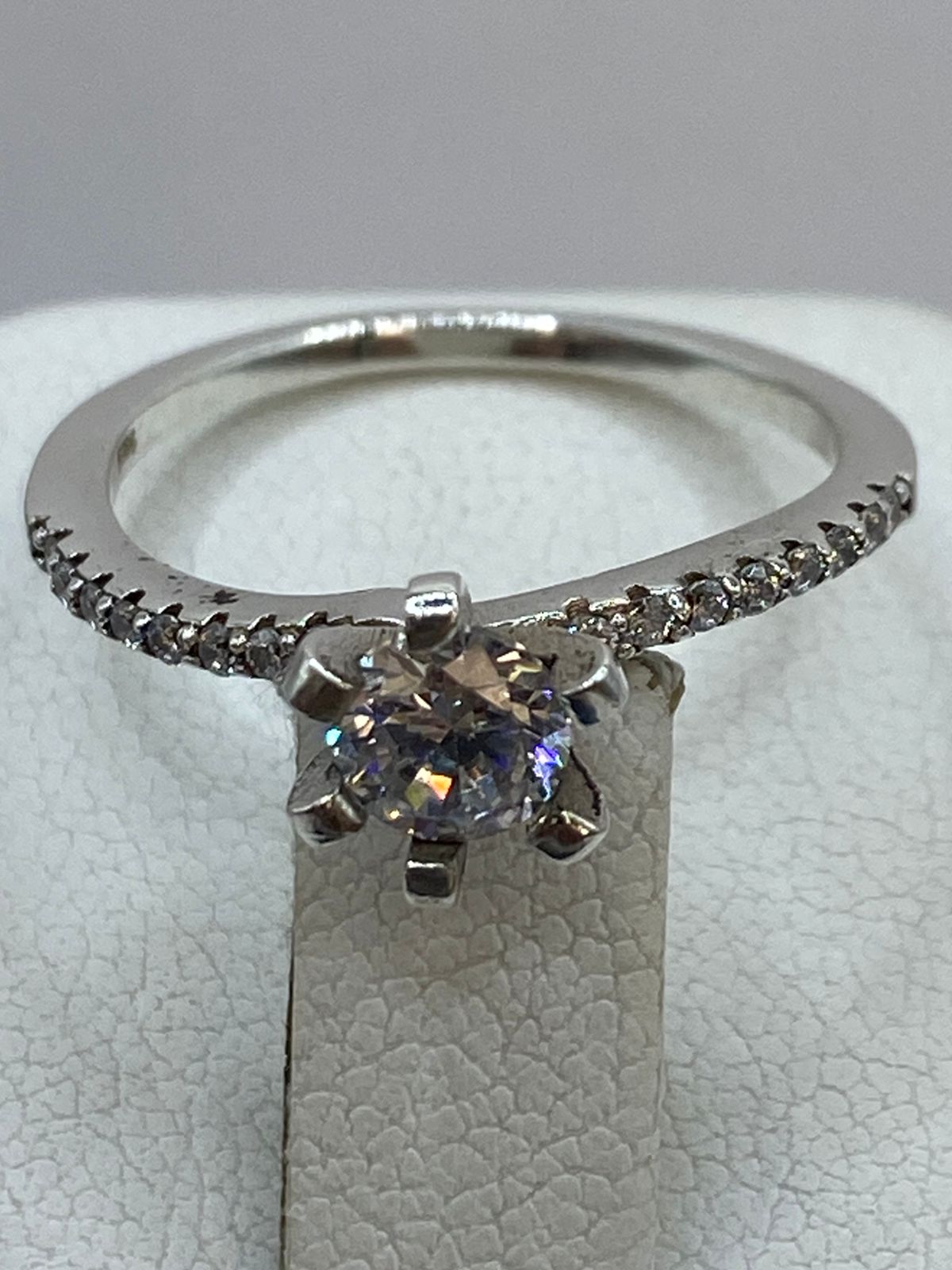 Anillo Solitario Clásico con Zirconia en Plata 925