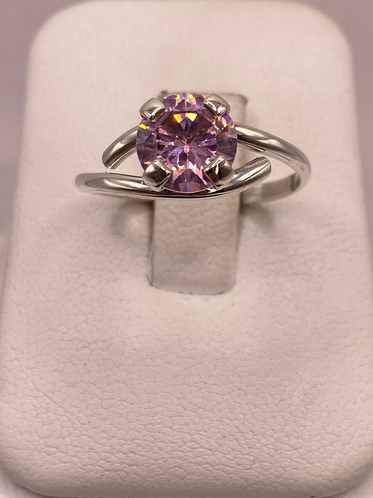 ANILLO SOLITARIO CRUZADO DE PLATA LEY 925 CON ZIRCONIA ROSA