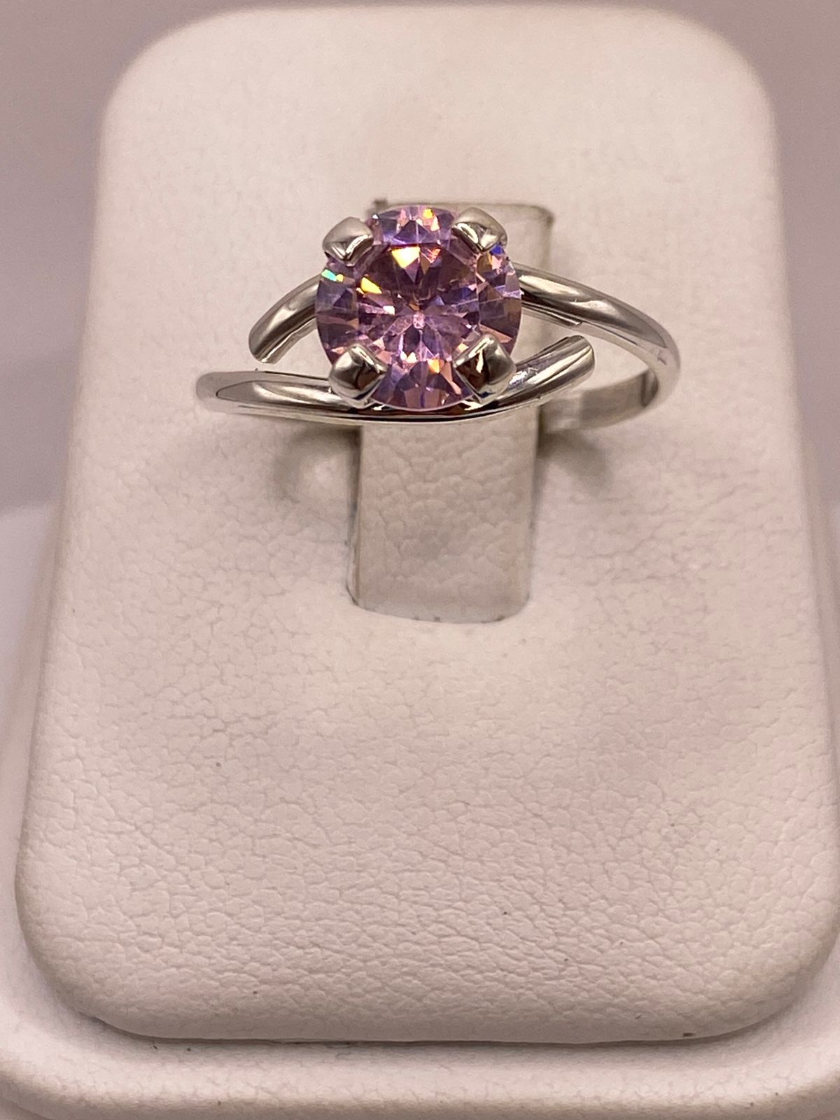 ANILLO SOLITARIO CRUZADO DE PLATA LEY 925 CON ZIRCONIA ROSA