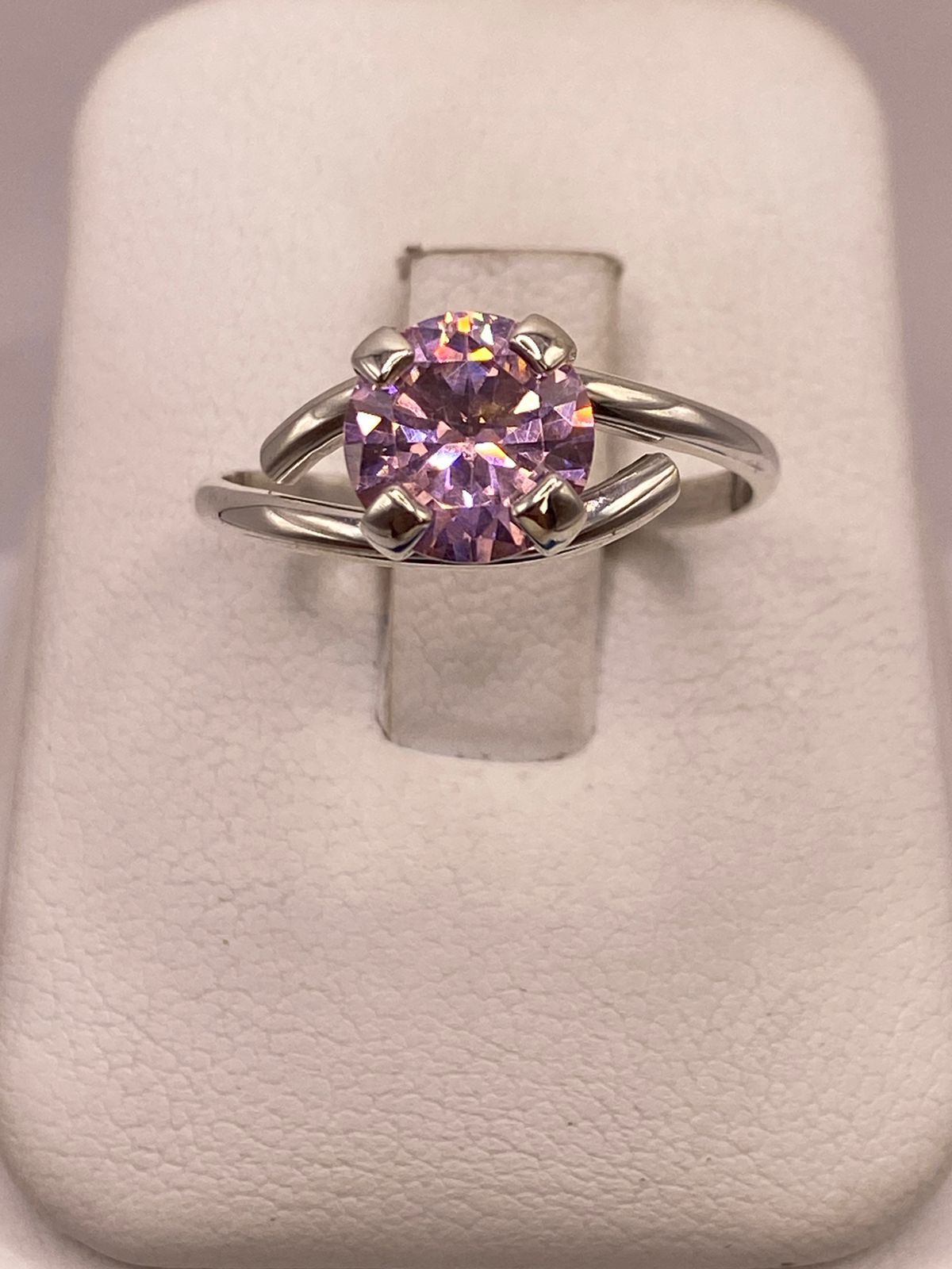 ANILLO SOLITARIO CRUZADO DE PLATA LEY 925 CON ZIRCONIA ROSA