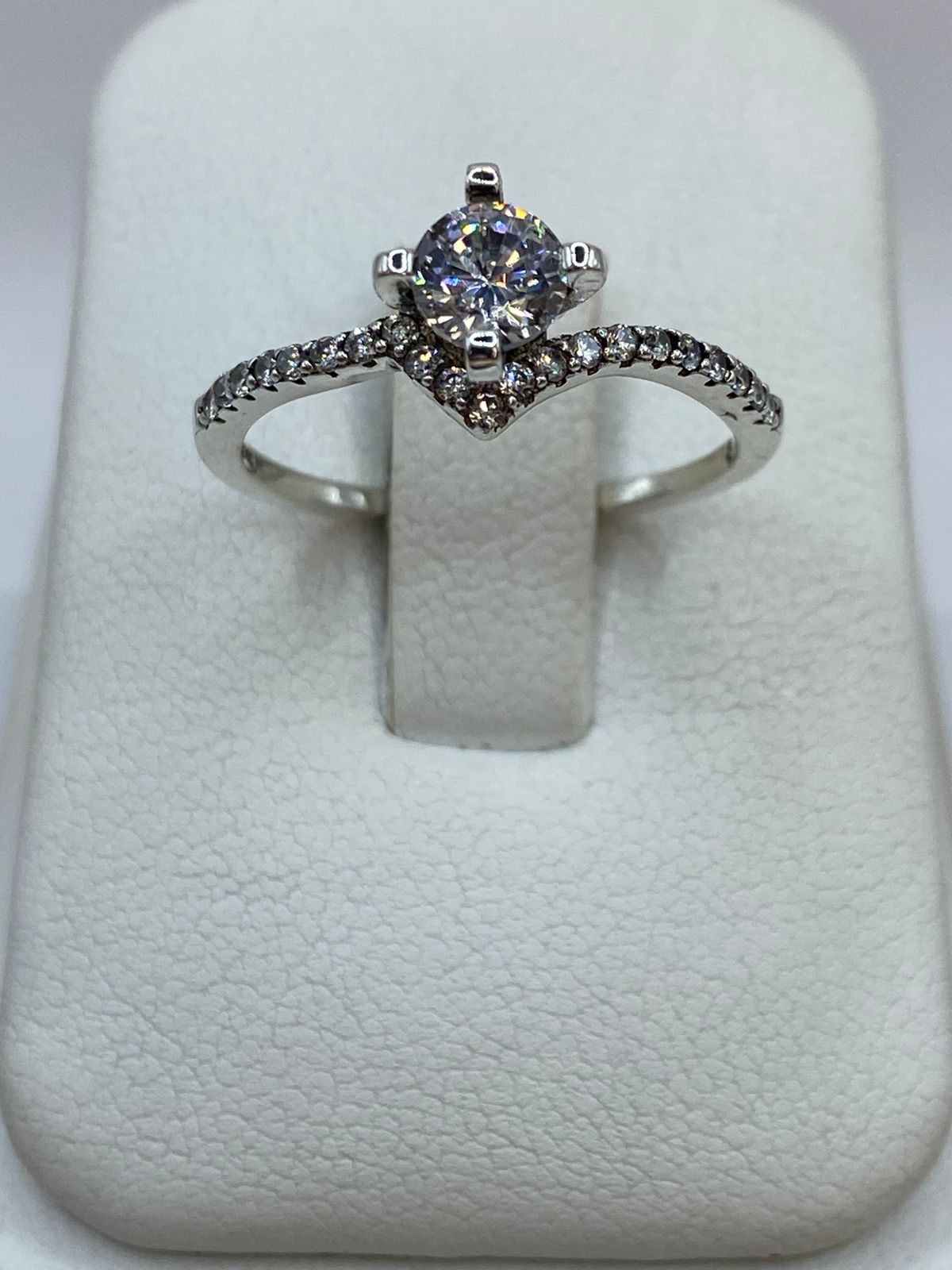 Anillo Solitario Elegante con Zirconia en Plata 925