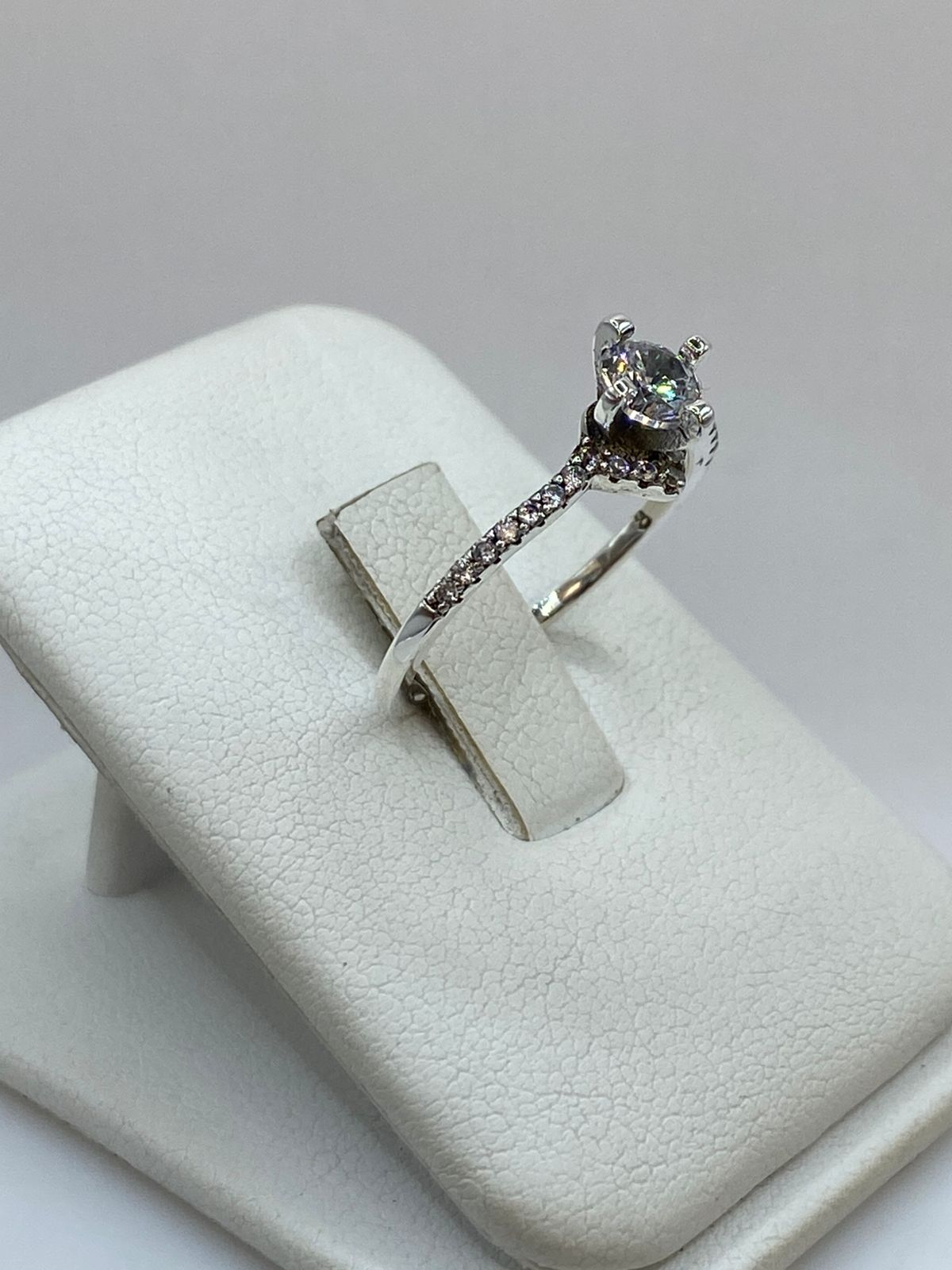 Anillo Solitario Elegante con Zirconia en Plata 925