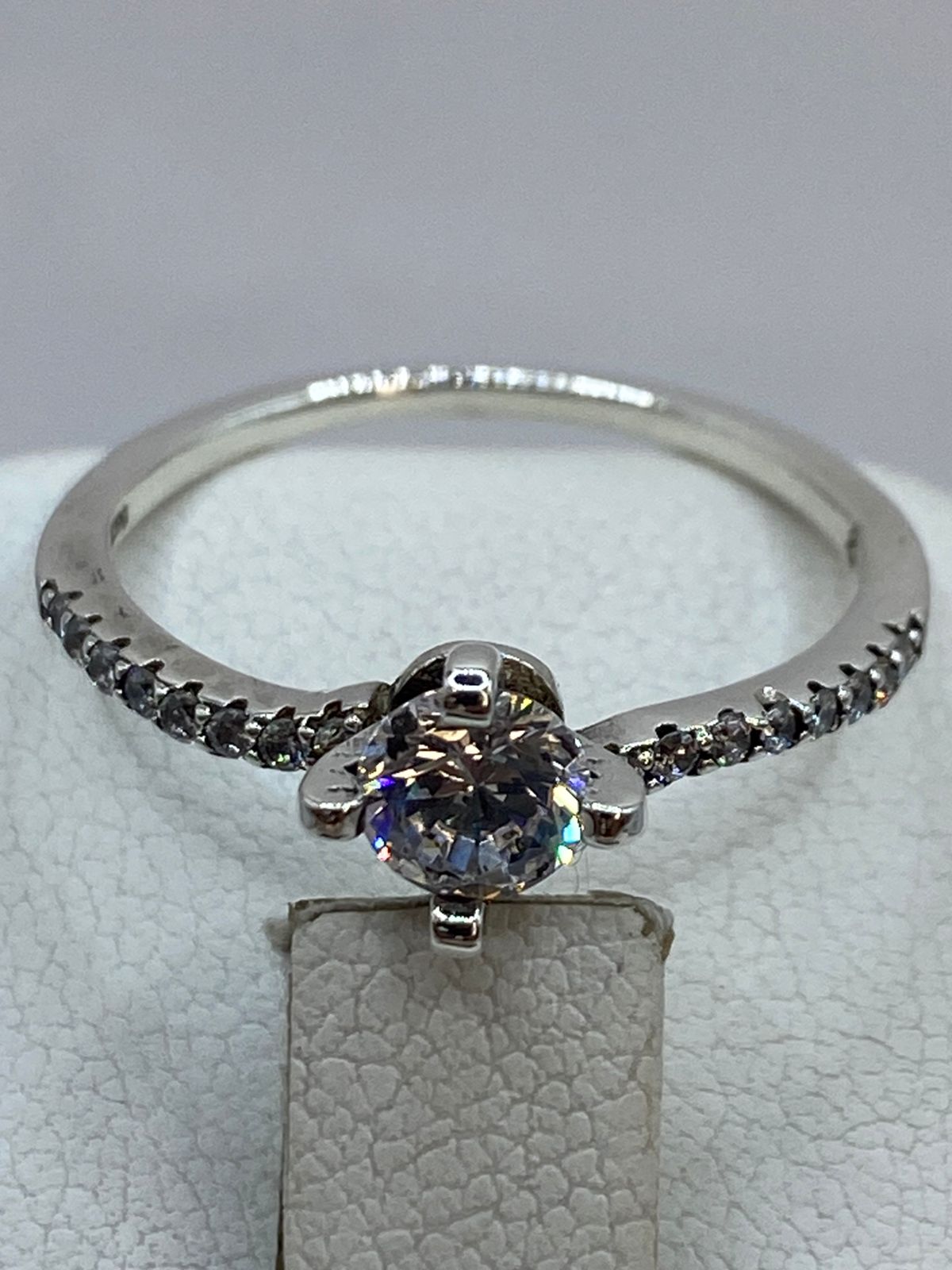 Anillo Solitario Elegante con Zirconia en Plata 925