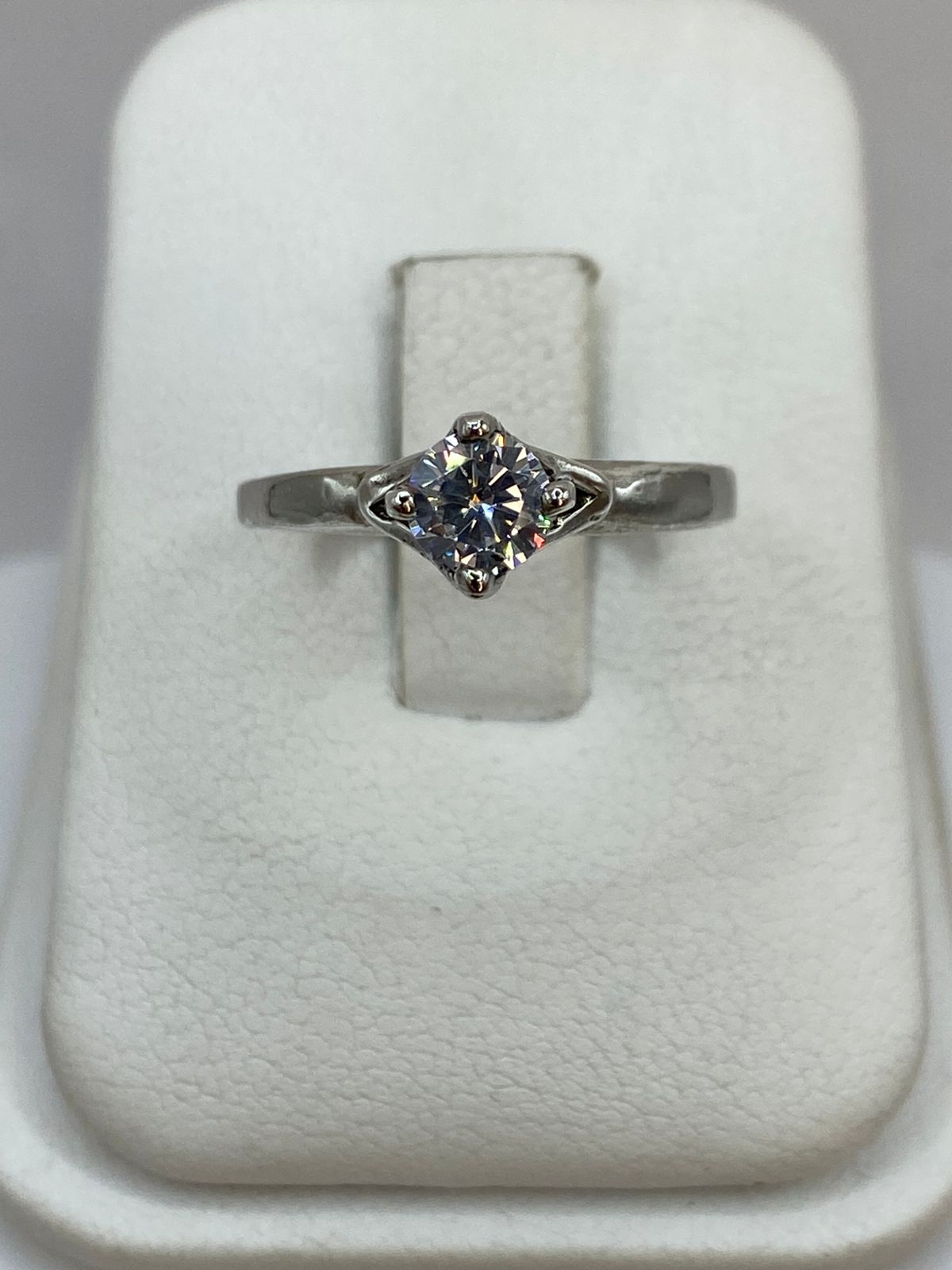 Anillo Solitario Moderno con Zirconia Blanca en Plata Ley 925