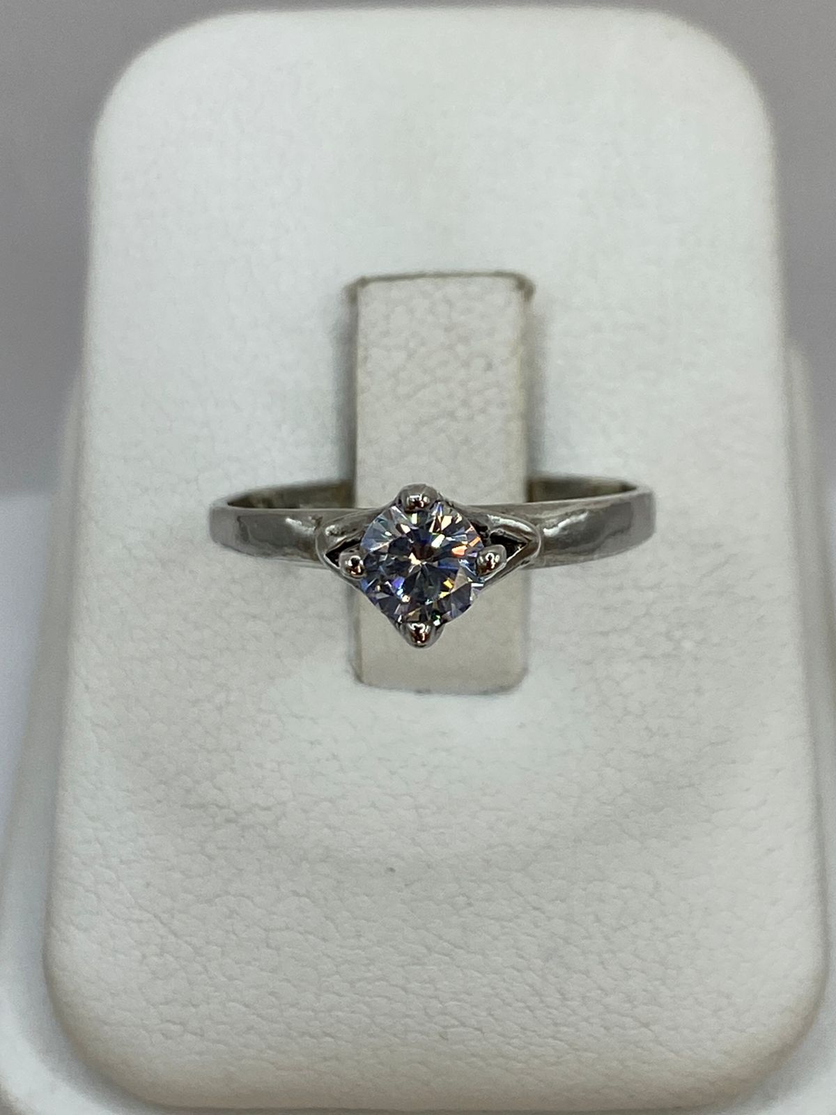 Anillo Solitario Moderno con Zirconia Blanca en Plata Ley 925