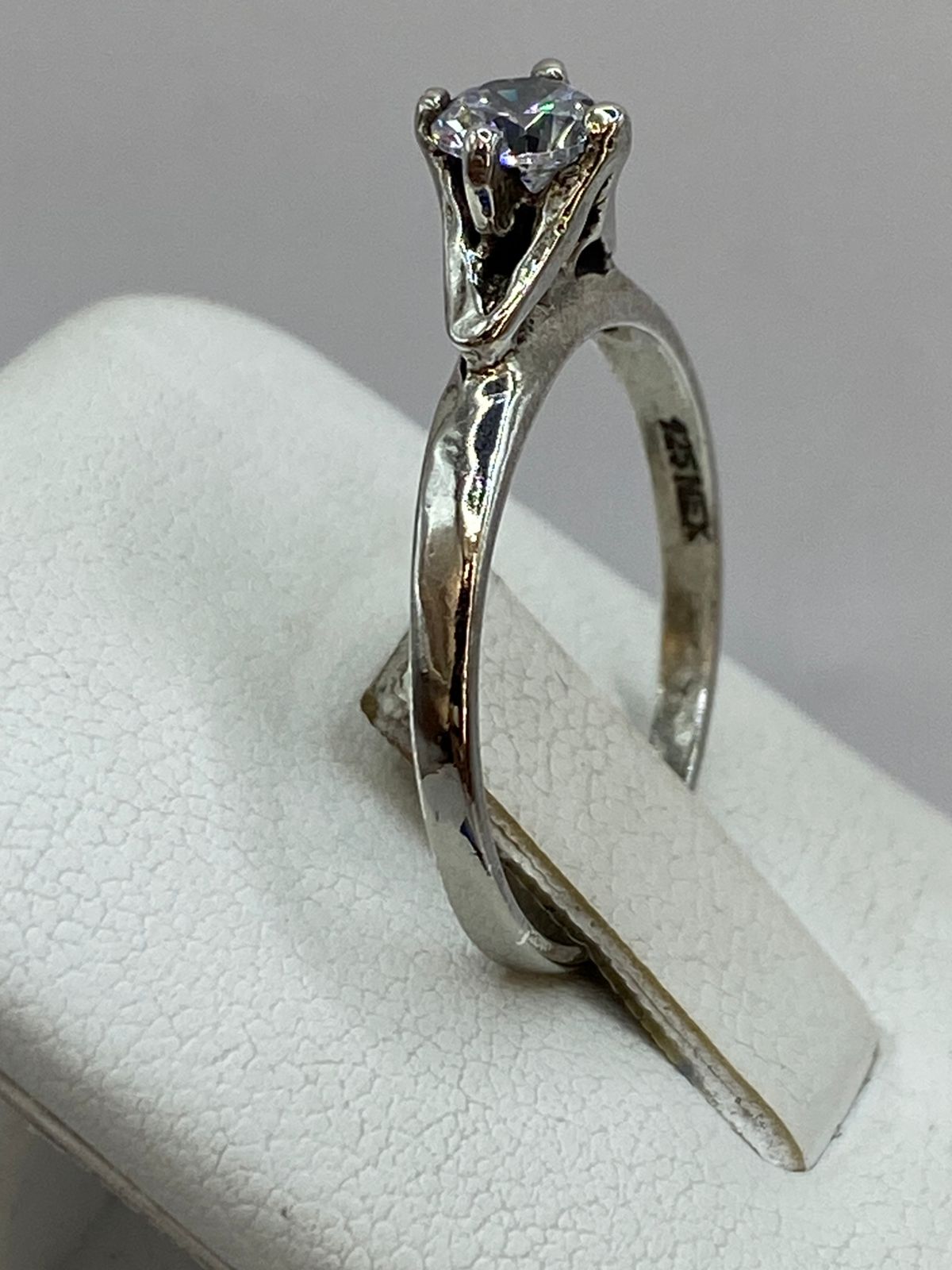 Anillo Solitario Moderno con Zirconia Blanca en Plata Ley 925